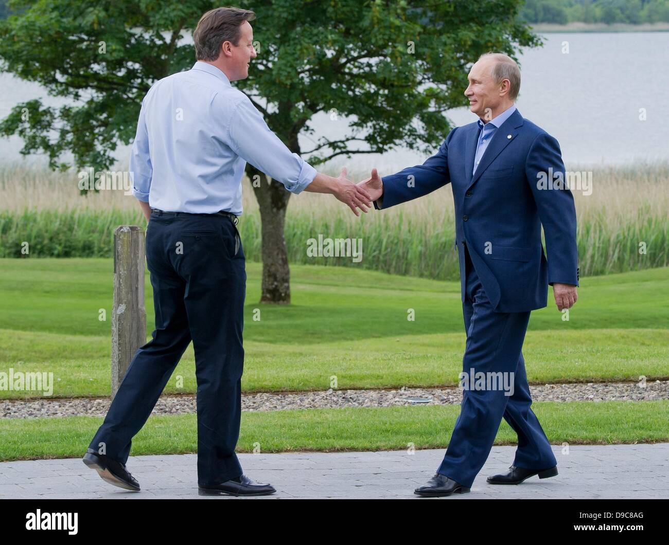 Spoleto, France / Grande-Bretagne. 17 Juin, 2013. Le Premier ministre britannique David Cameron salue le président russe Vladimir Poutine (R) au début du sommet du G8 à Enniskillen, en Irlande du Nord / Grande-Bretagne, 17 juin 2013. Le sommet du G8 a lieu dans un hôtel de golf à Lough Erne les 17 et 18 juin 2013. Photo : TIM BRAKEMEIER/dpa/Alamy Live News Banque D'Images