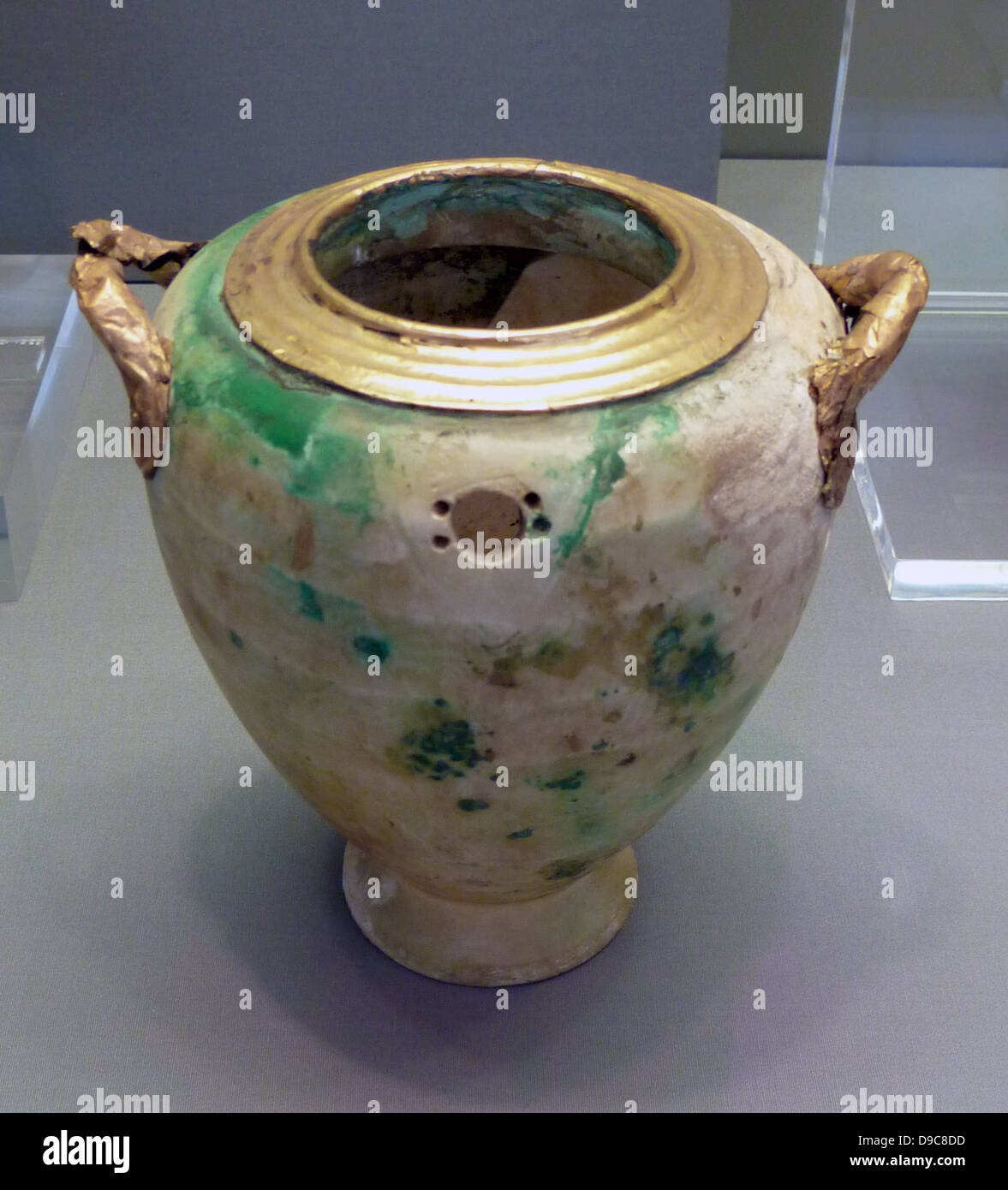 Vase d'albâtre avec jante en plaqué or et de poignées. C'était à l'origine un vase égyptien, qui a été tournée à l'envers et converti par un artisan de la mer Égée. Banque D'Images