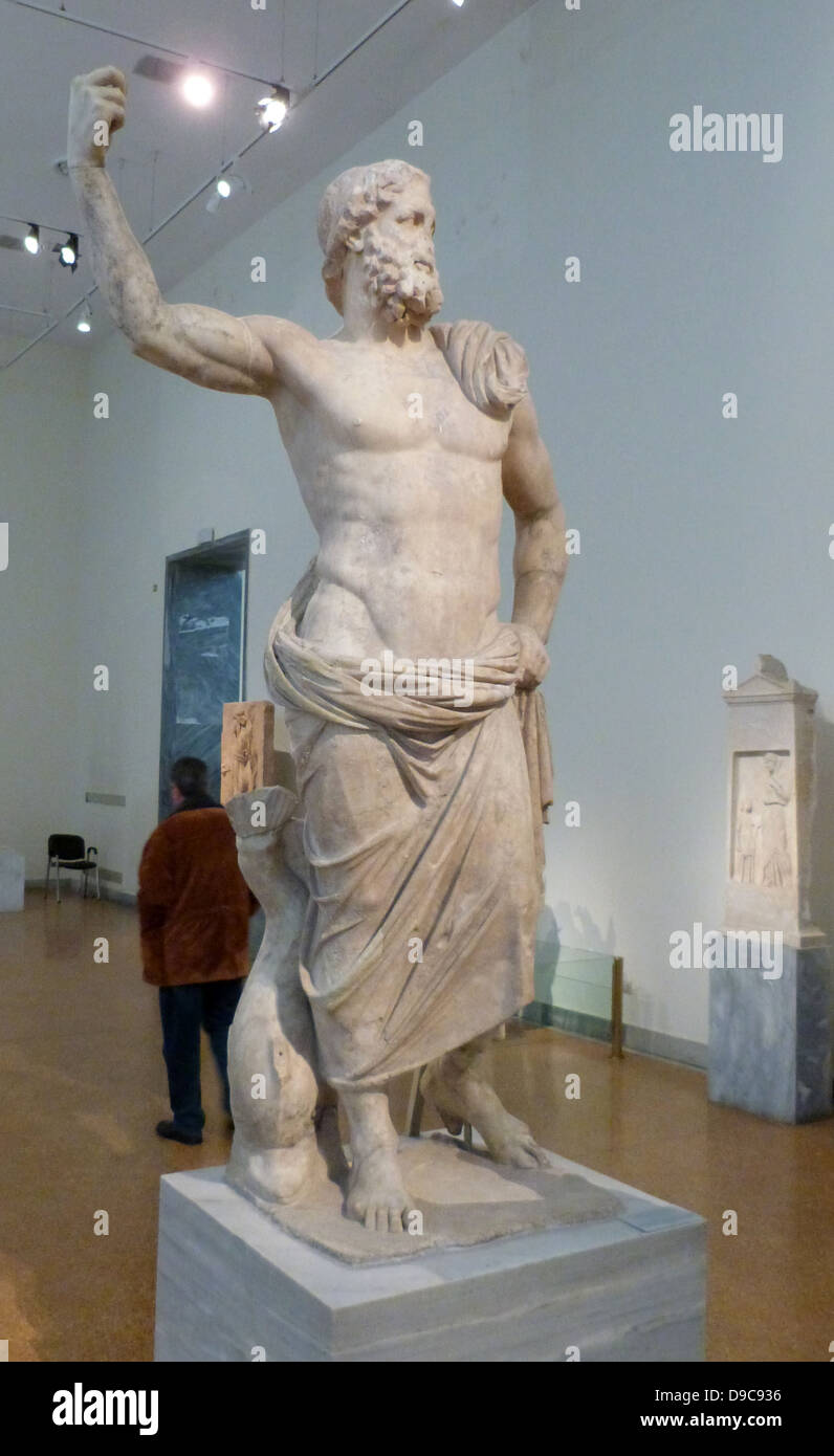Statue de Poseidon fait de marbre de Paros trouvés sur Milos le long avec la statue d'Amphitrite. Soulevées dans sa main droite il aura tenu le trident et à côté de sa jambe droite est un soutien sous la forme d'un dauphin. 125-100 av. Banque D'Images