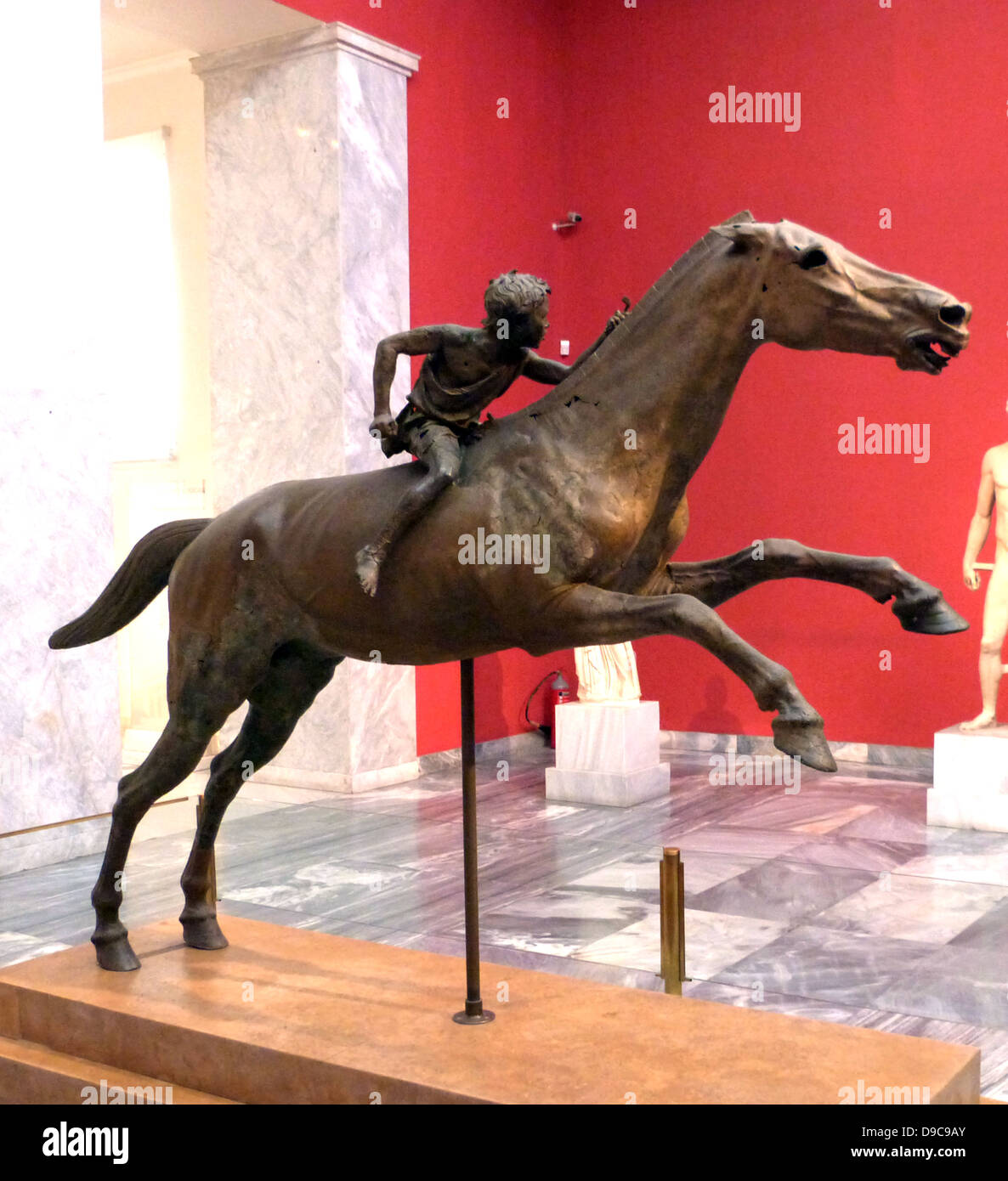 Statue en bronze d'un cheval et le jeune jockey. Extrait en morceaux de l'épave au large du cap Artemision dans l'Eubée. Le travail est connu sous le nom de "Jockey Artemision'. Environ 140 av. Banque D'Images