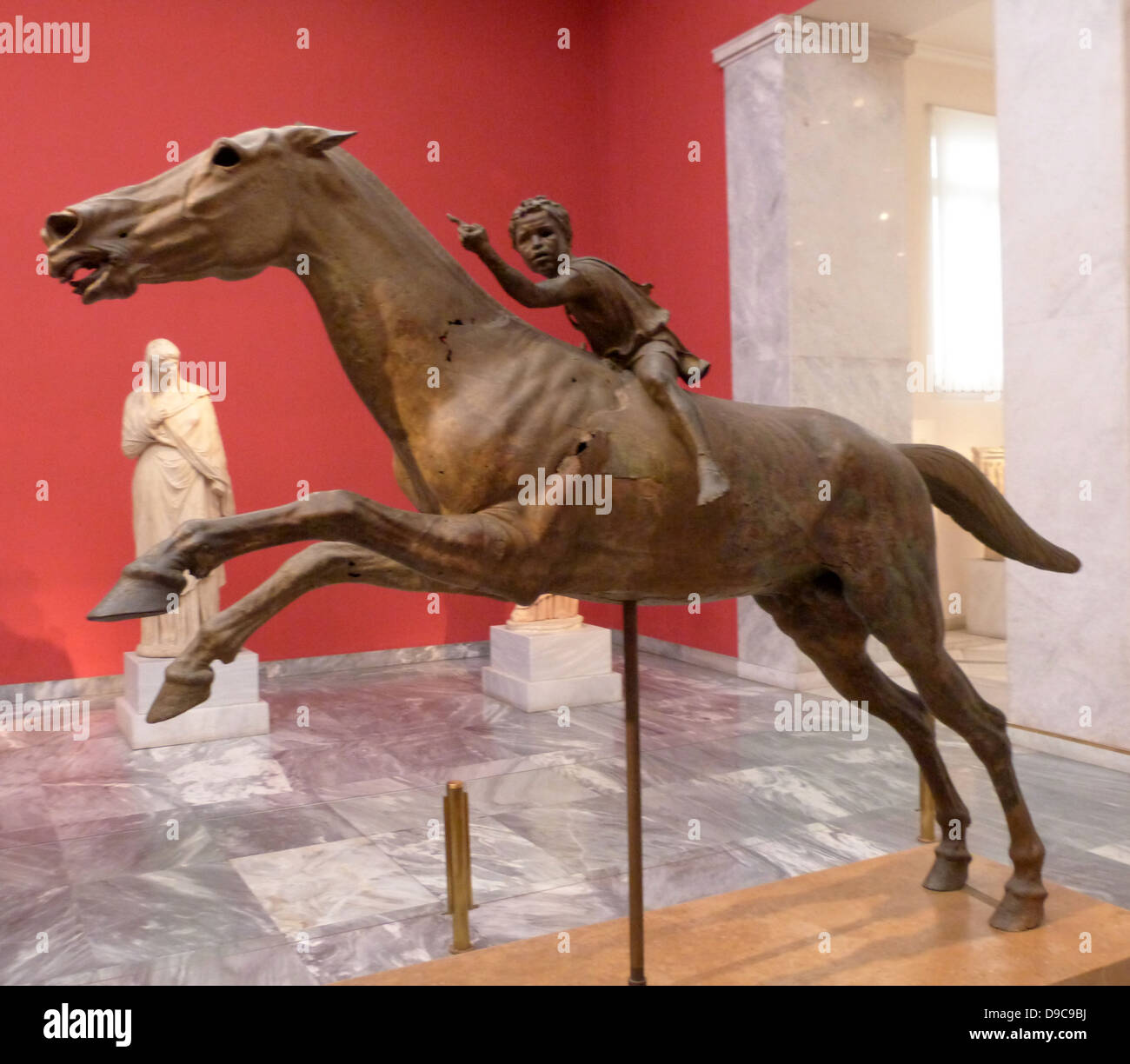 Statue en bronze d'un cheval et le jeune jockey. Extrait en morceaux de l'épave au large du cap Artemision dans l'Eubée. Le travail est connu sous le nom de "Jockey Artemision'. Environ 140 av. Banque D'Images