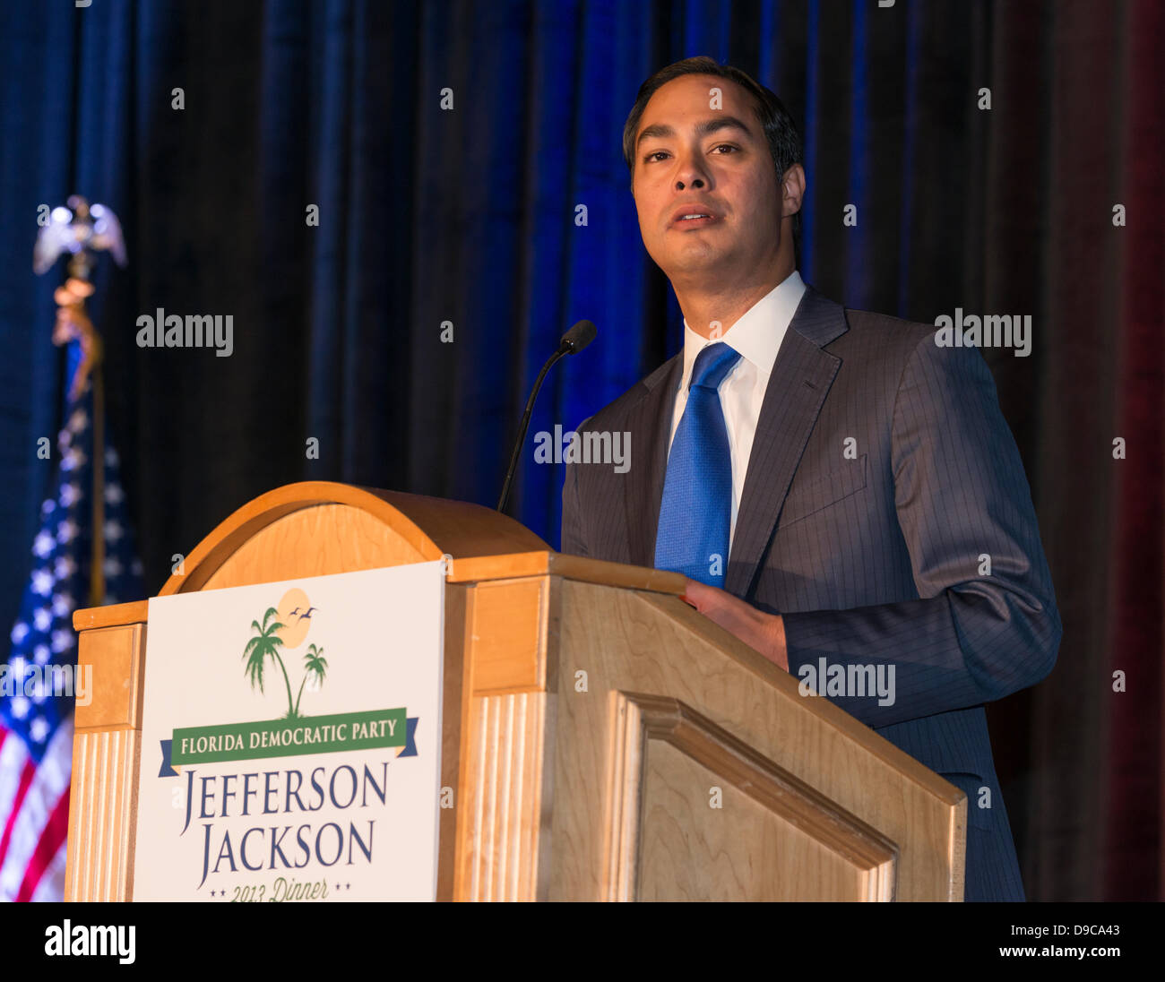 15 juin 2013-Hollywood, Floride, USA. San Antonio le maire Julian Castro traite de Floride à Jefferson-Jackson 2013 Démocrates de Gala. Avec l'espoir de reprendre l'état de Floride et de déloger le Gouverneur Républicain Rick Scott, Texas le maire Julian Castro prononcé des discours lors de collecte de fonds. 1300 Participation à une activité, augmentant de 850 000 $. Rising Star démocratique le maire Julian Castro a récemment mis 11 ans chanteur mariachi Sebastian De La Cruz qui chantent l'hymne national américain à San Antonio Spurs NBA Game, le déclenchement d'une série de tweets raciale. Banque D'Images