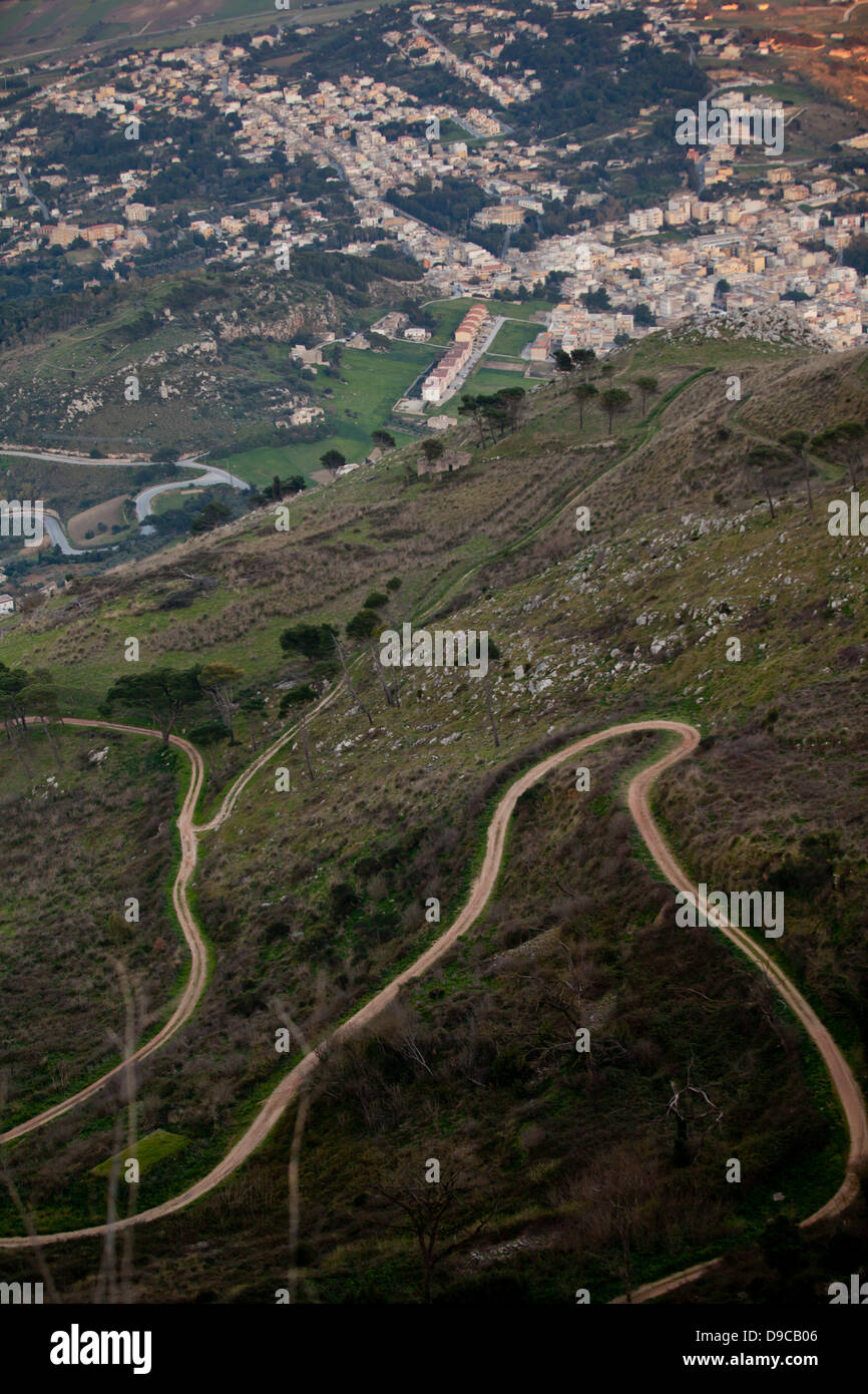 La vallée menant jusqu'à la ville d'Erice, Sicile. Banque D'Images