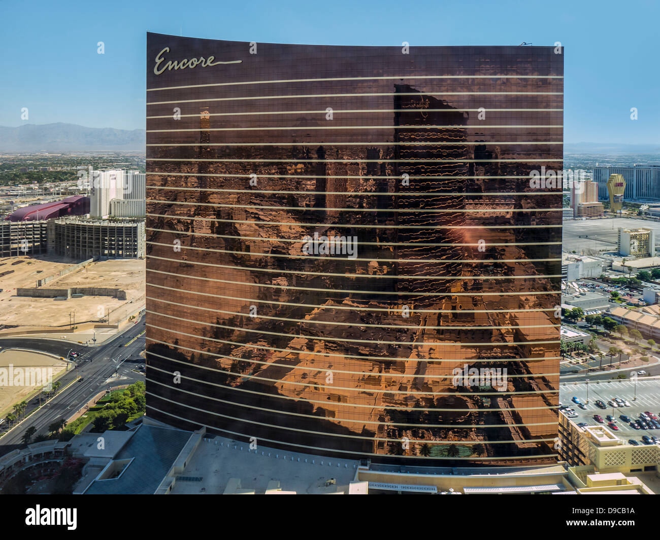 LAS VES, USA - 30 MAI 2013 : l'hôtel Wynn se reflète dans son hôtel jumeau l'encore, Las Vegas Banque D'Images