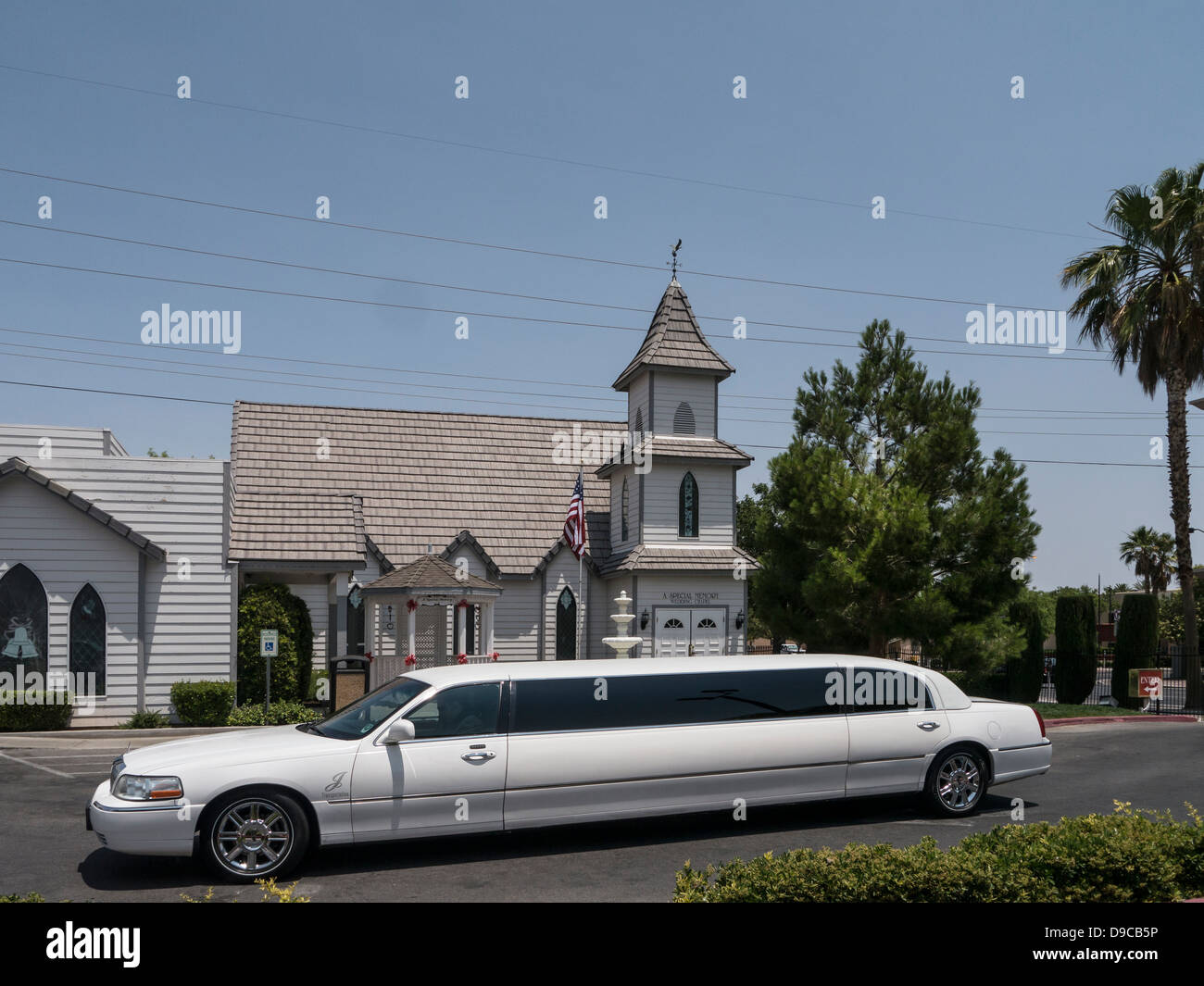 LAS VEGAS.NEVADA, Etats-Unis - JUIN O3, 2013: Limousine blanche étirée devant la chapelle de mariage de Las Vegas Banque D'Images
