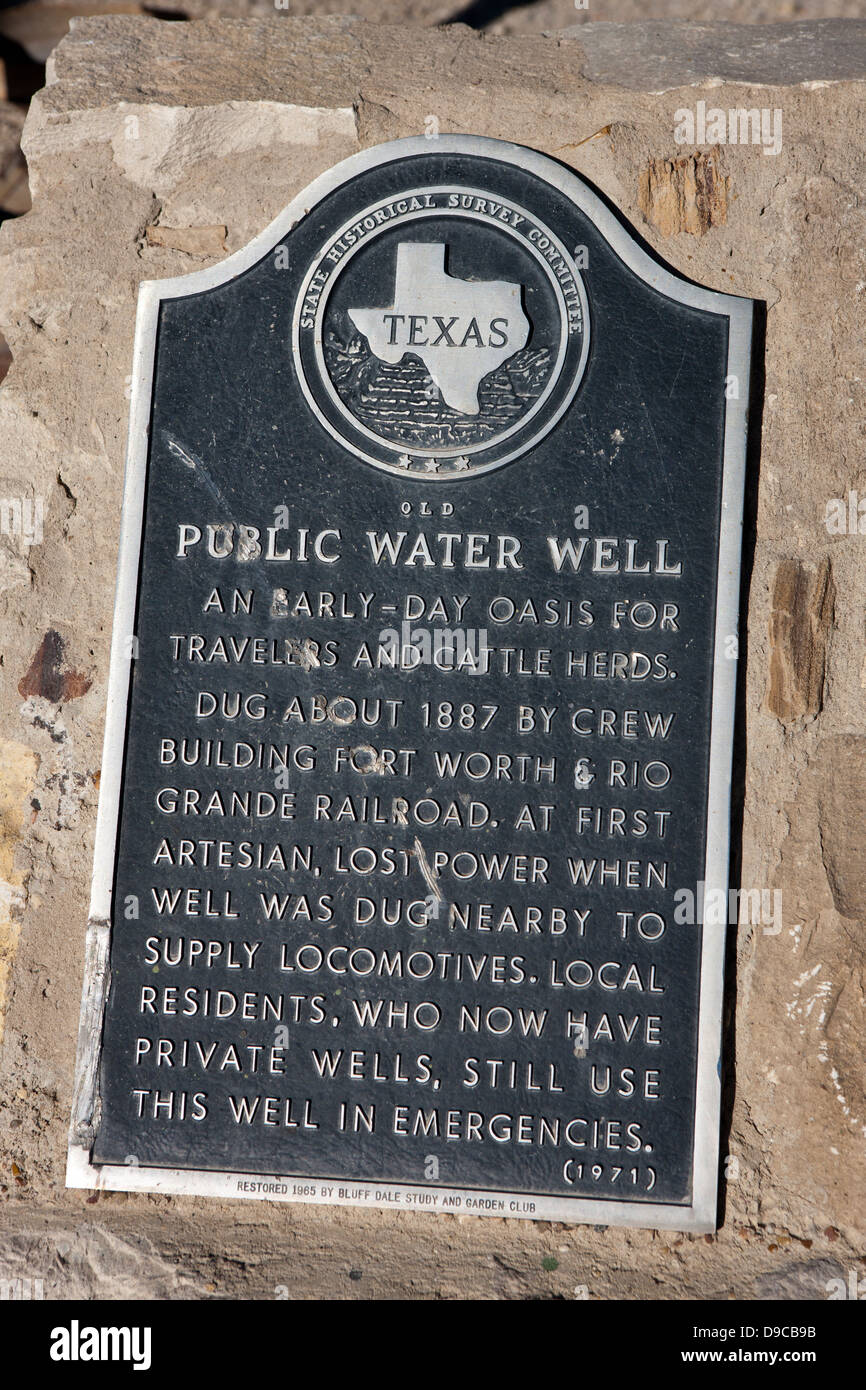 Vieux PUITS PUBLIC Un début de jour oasis pour les voyageurs et les troupeaux de bétail. Vers 1887 par l'équipage ont creusé des capacités Fort Worth et Rio Grande Railroad. Au premier puits artésien, une perte de puissance quand même a été creusé à proximité pour alimenter les locomotives. Les résidents locaux, qui disposent maintenant d'un puits privé, utilisent encore ce même en cas d'urgence. (1971) Restauration de 1965 par Bluff Dale Étude et Garden Club Banque D'Images