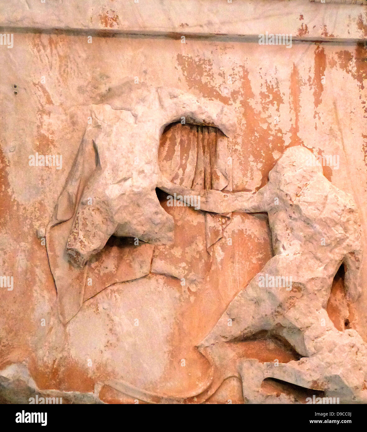 Le dieu Hermès vaincre un géant, représenté dans une partie de la frise du Parthénon au Parthénon/musée de l'Acropole, Athènes Banque D'Images