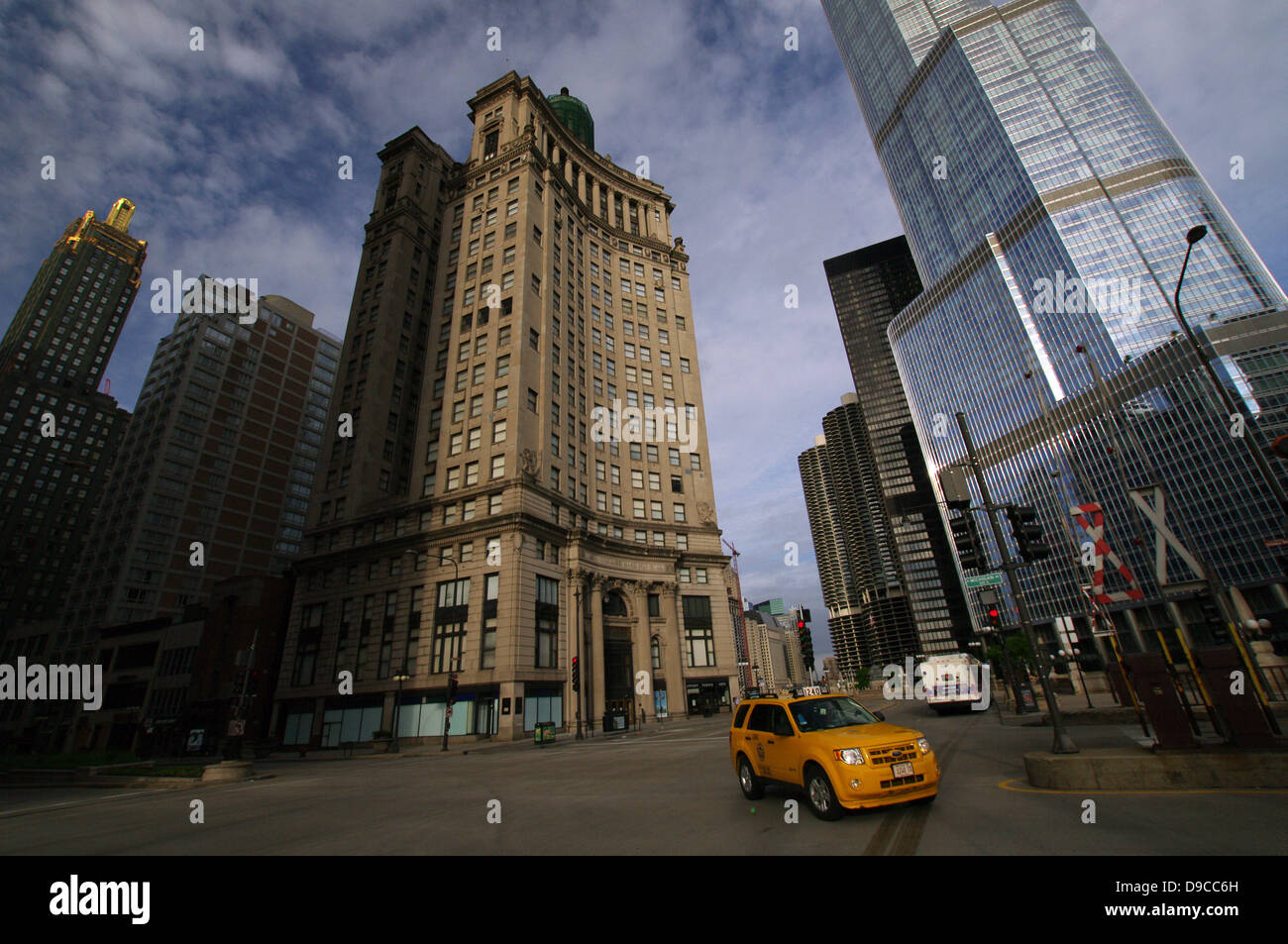 Le centre-ville de Chicago comme vu à partir de North Michigan Avenue - London Garantie bâtiment sur la gauche et sur la droite la tour Trump Banque D'Images