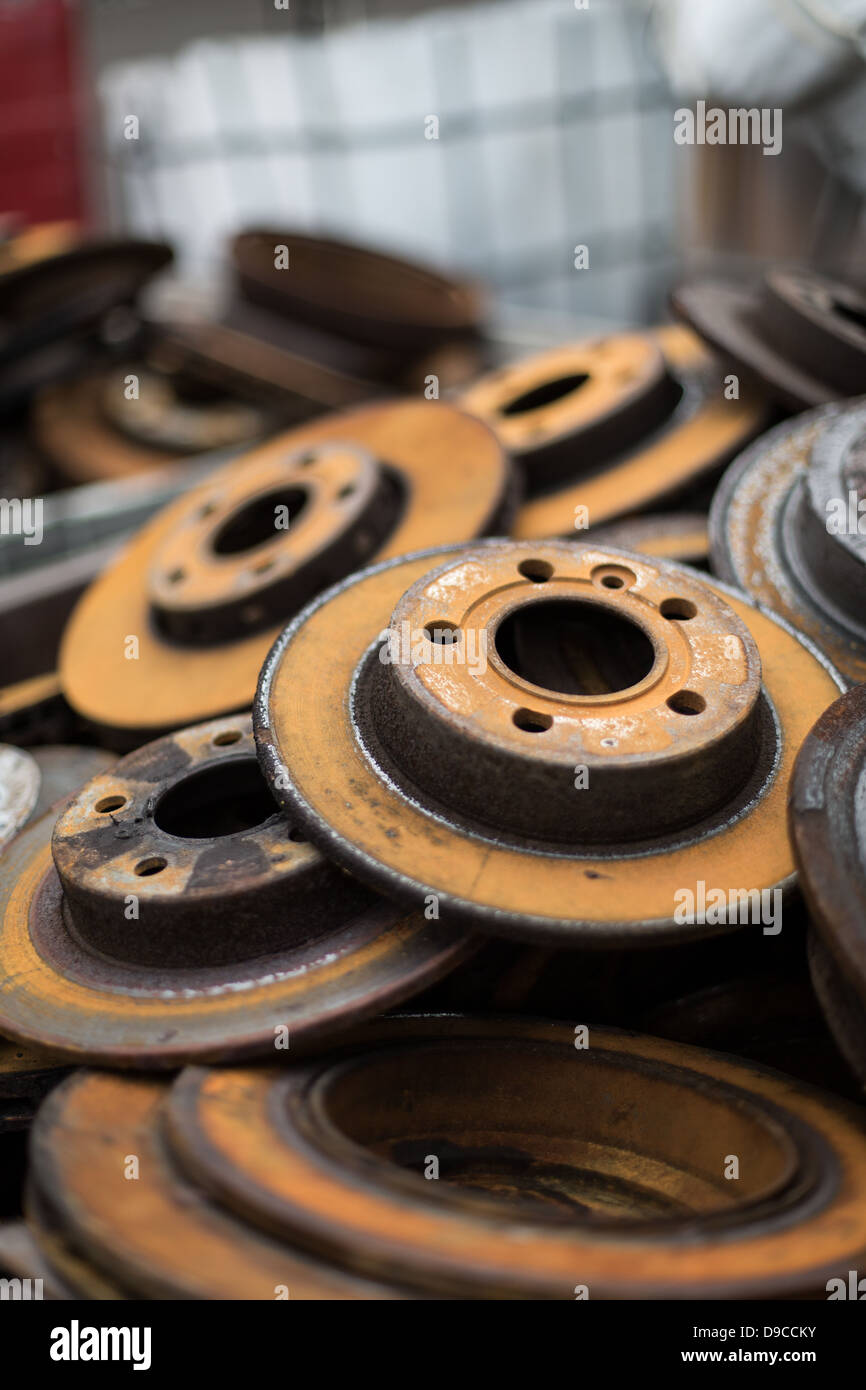 Une pile de disques de frein rouillée dans un parc à ferrailles Banque D'Images