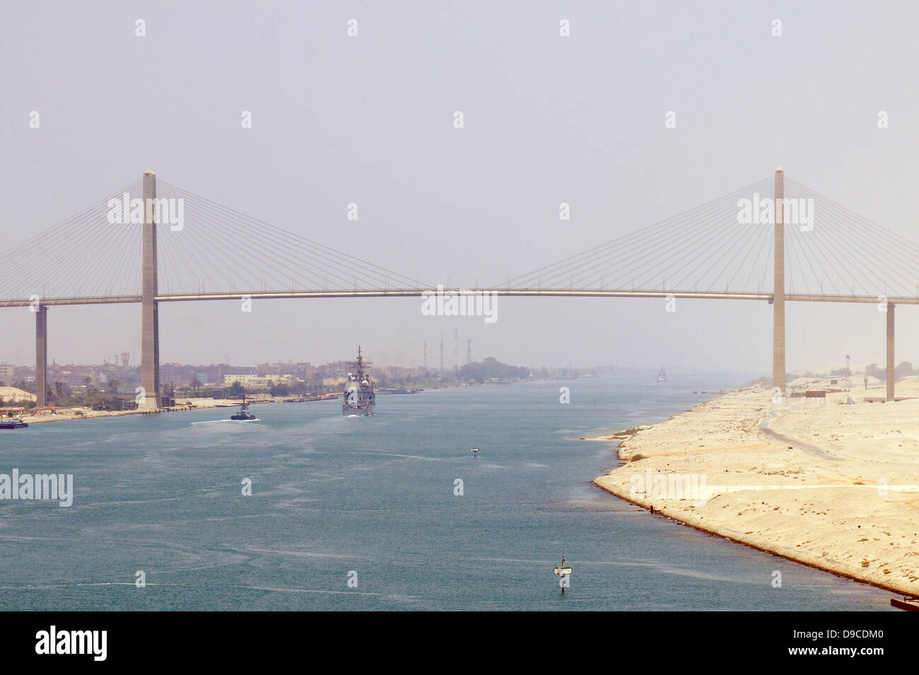 US Navy porte-avions USS Dwight D. Eisenhower s'approche du pont de l'amitié pendant la traversée du Canal de Suez, 13 juin 2013 à El Qantara, Égypte. Banque D'Images