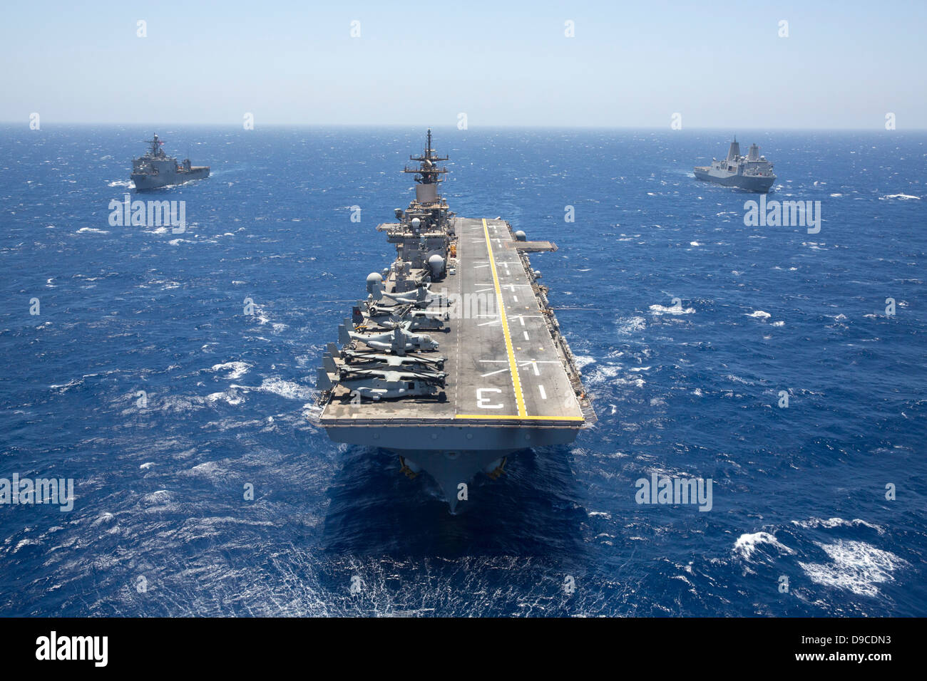 Navire d'assaut amphibie de la Marine américaine USS Kearsarge mène le groupe amphibie comme ils naviguent en formation le 16 juin 2013 dans la mer Rouge. Banque D'Images