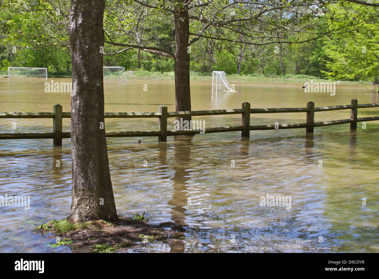 Un terrain de soccer complètement inondé par une rivière gonflée y un orage Banque D'Images