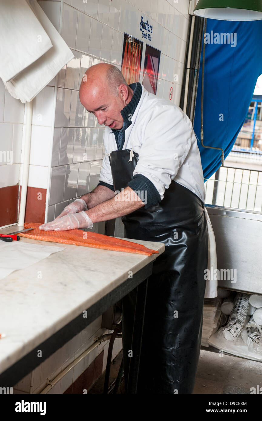 Poissonnier le tranchage saumon fumé Banque D'Images