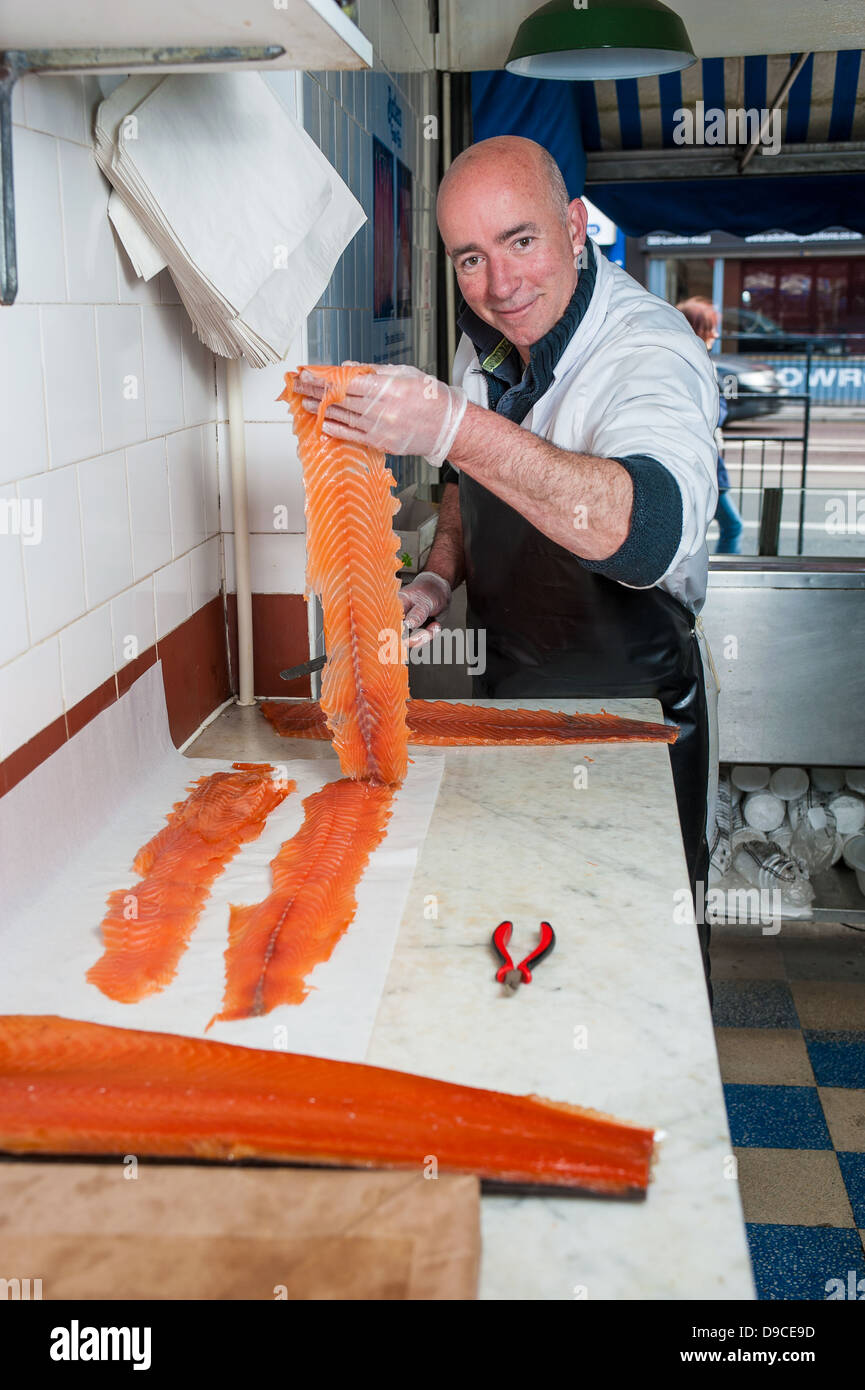 Poissonnier le tranchage saumon fumé Banque D'Images
