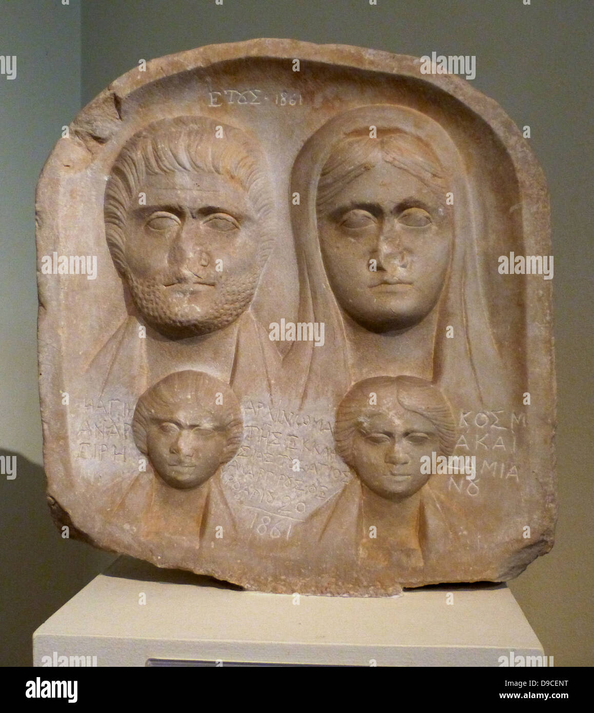 Vive le soulagement. En macédonien, locales. Trouvé à Sandanski, anciennement Agioi Anargyroi, dans le sud de la Bulgarie. L'inscription des bustes d'une famille de quatre personnes. Le relief a été découvert sur un site sur lequel une église chrétienne a été construite au 19ème siècle. Les villageois ont interprété les chiffres des deux enfants comme des Saints Kosmas et Damian, l'Agioi Anargyroi, incisé et les inscriptions à côté des deux enfants. Entre eux est inscrit la date de la fondation de l'église. La tombe relief date du milieu du 3ème siècle ap. Banque D'Images