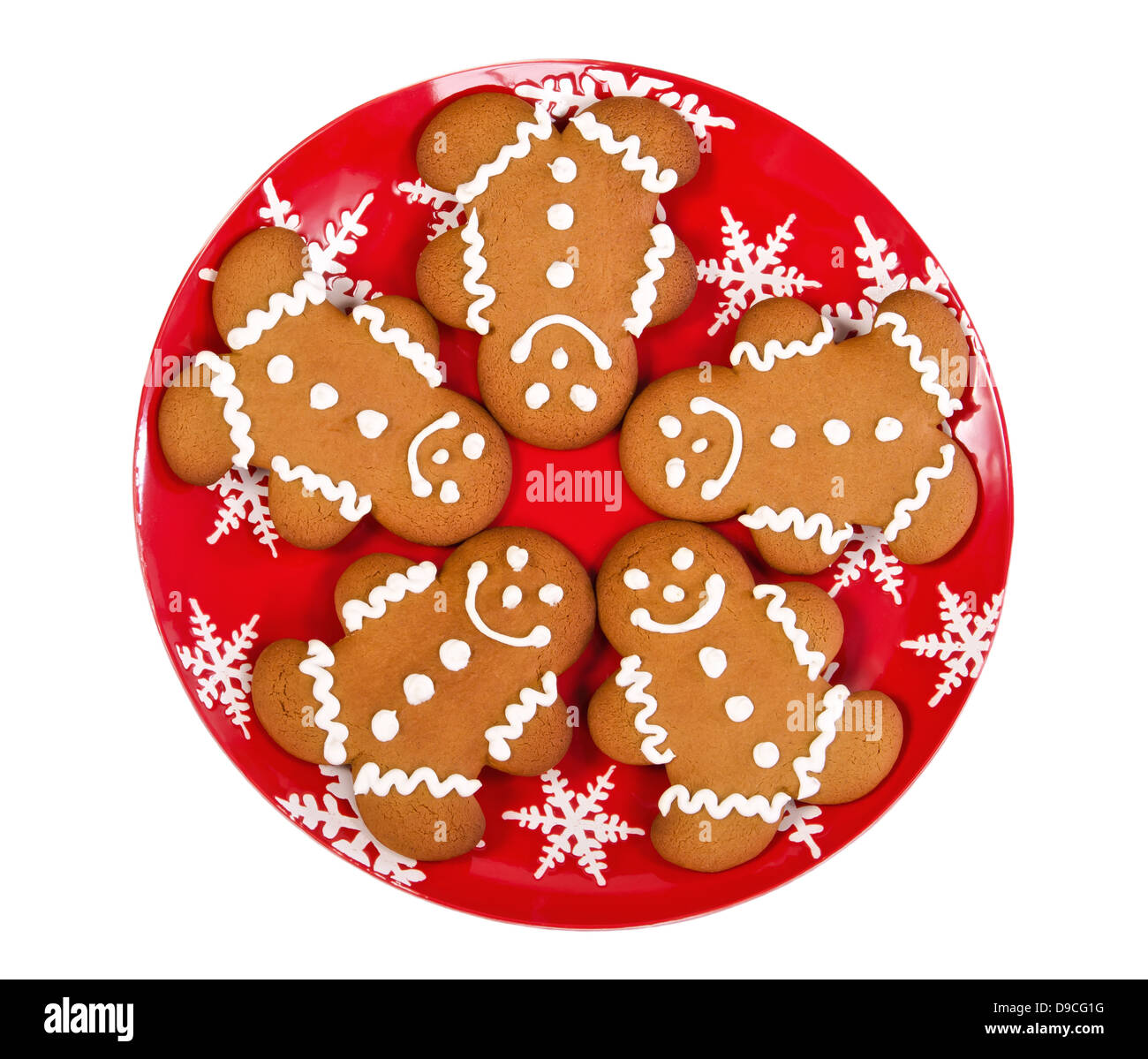Gingerbread Man les cookies sur la plaque rouge de Noël, isolé sur fond blanc Banque D'Images