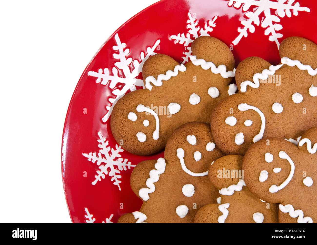 Gros plan du gingerbread man les cookies sur la plaque rouge de Noël Banque D'Images