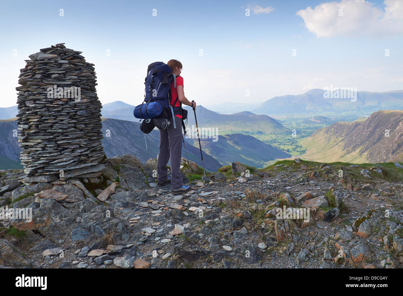 Un randonneur avec un grand sac à dos sur le sommet de la Dale Head, Buttermere Fells dans le Lake District. Banque D'Images