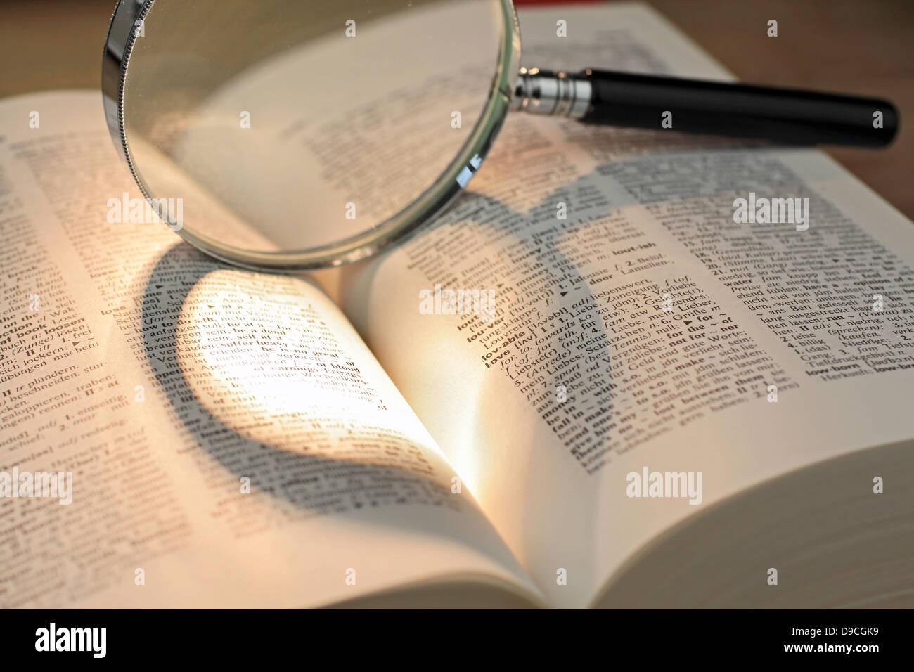 Coeur d'ombre à l'loupe sur dictionary Banque D'Images