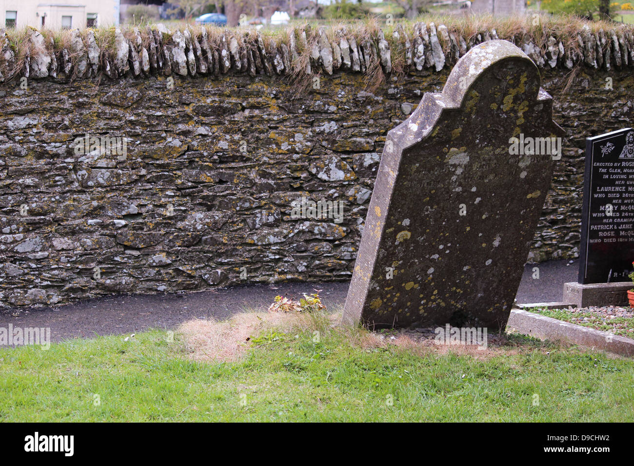 Sur la photo est une tombe du cimetière de Monasterboice. Banque D'Images