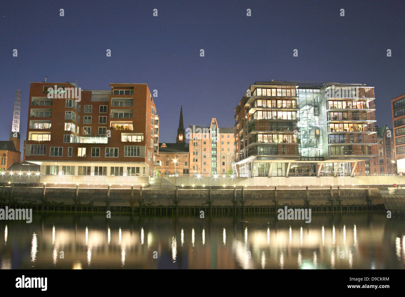 Bâtiment résidentiel et un immeuble de bureaux dans la ville portuaire de Hambourg Banque D'Images