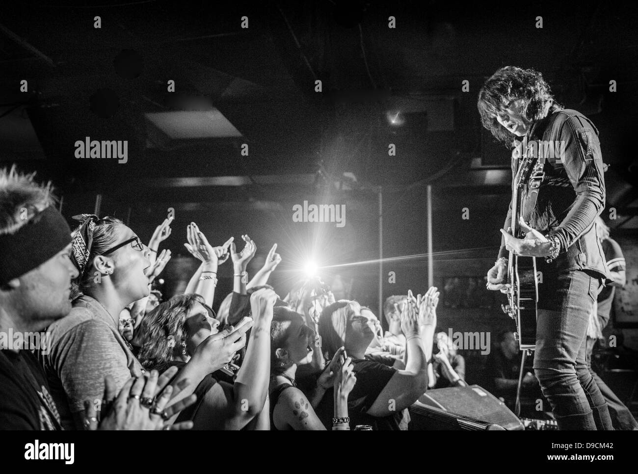 Chanteur et auteur-compositeur Tom Keifer, qui a également fait face à la Cendrillon rock band, il se produit à la maisonnette en salon de l'ours à Chicago, Illinois le 14 juin 2013. Banque D'Images