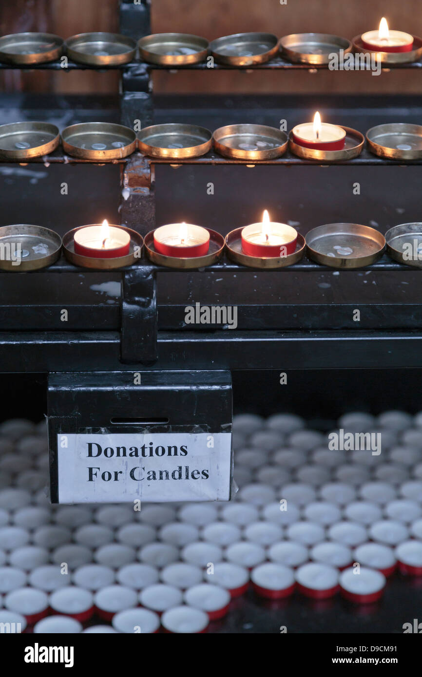 Bougies pour la prière avec boîte de donation à la Cathédrale de Peterborough, Angleterre Banque D'Images