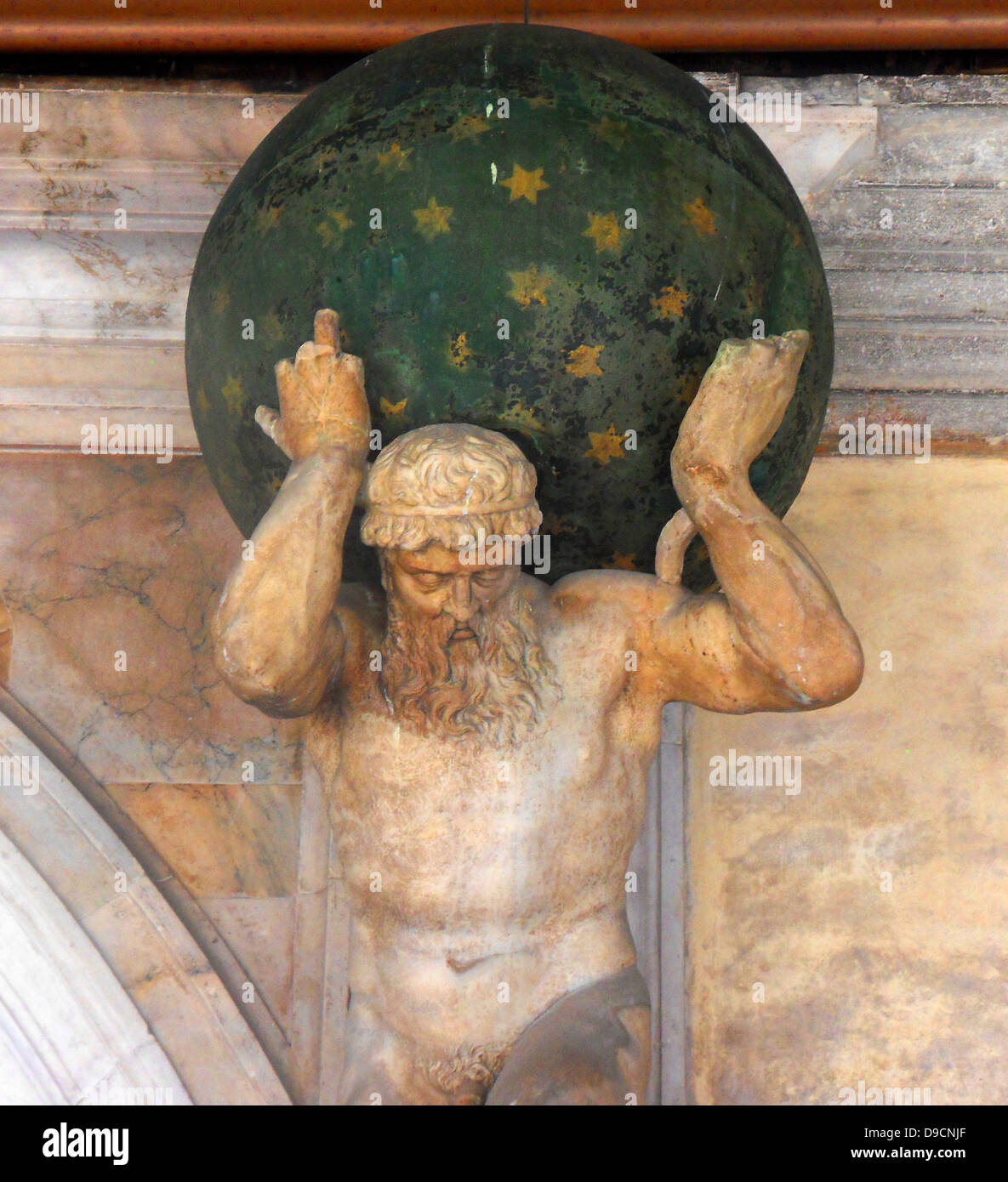 Statue d'Antonio Aspetti, dépeignant sous Atlas le firmament étoilé. situé sur un balcon en terrasse dans la cour intérieure du palais des Doges, Venise. Construit en style gothique vénitien, le palais était la résidence du Doge de Venise (l'autorité suprême de l'rublic de Venise). Il est maintenant ouvert comme un musée. Banque D'Images