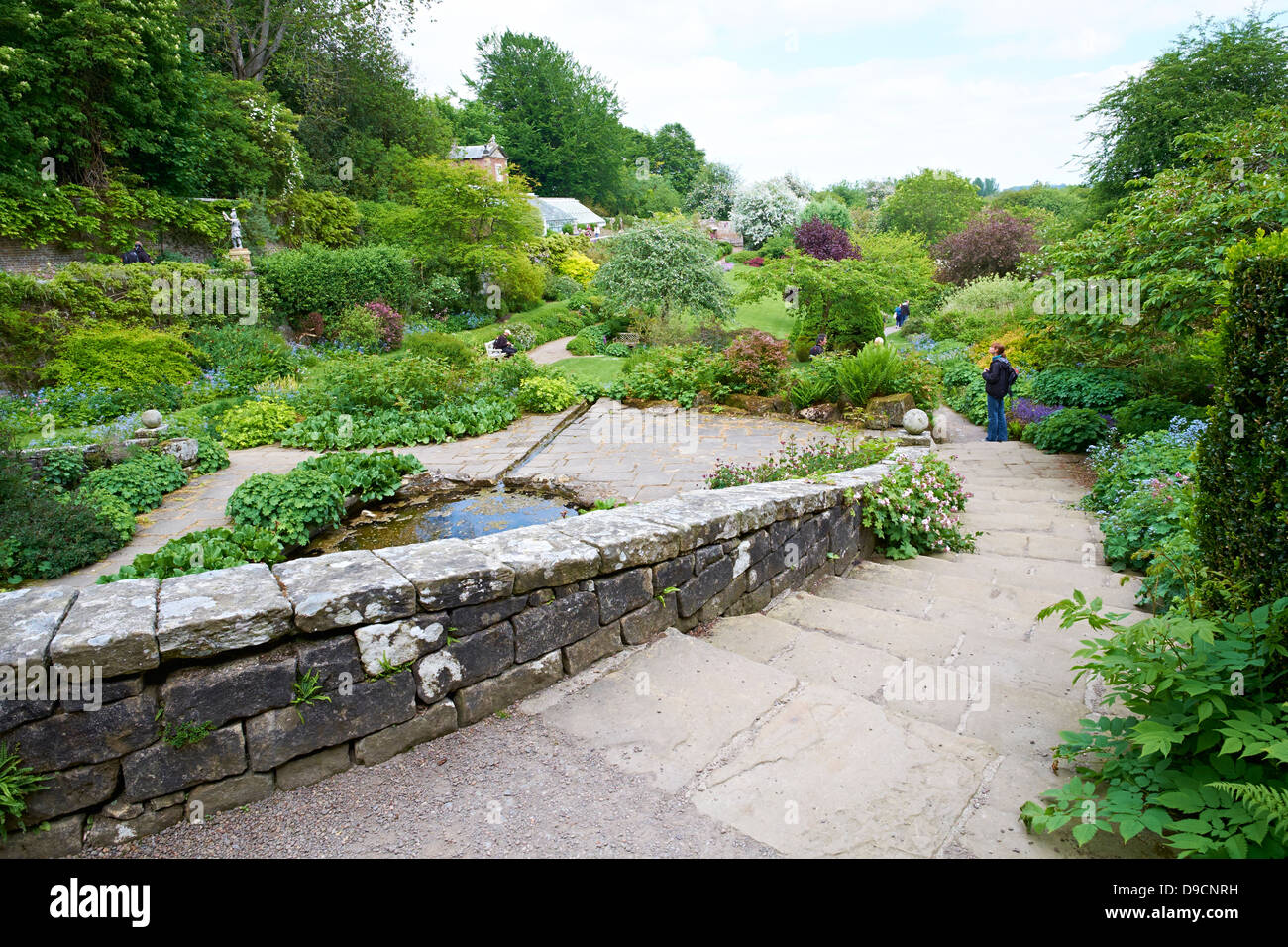 Étapes vers le bas pour le jardin clos à Wallington Hall dans le Northumberland. Propriété du National Trust. Banque D'Images