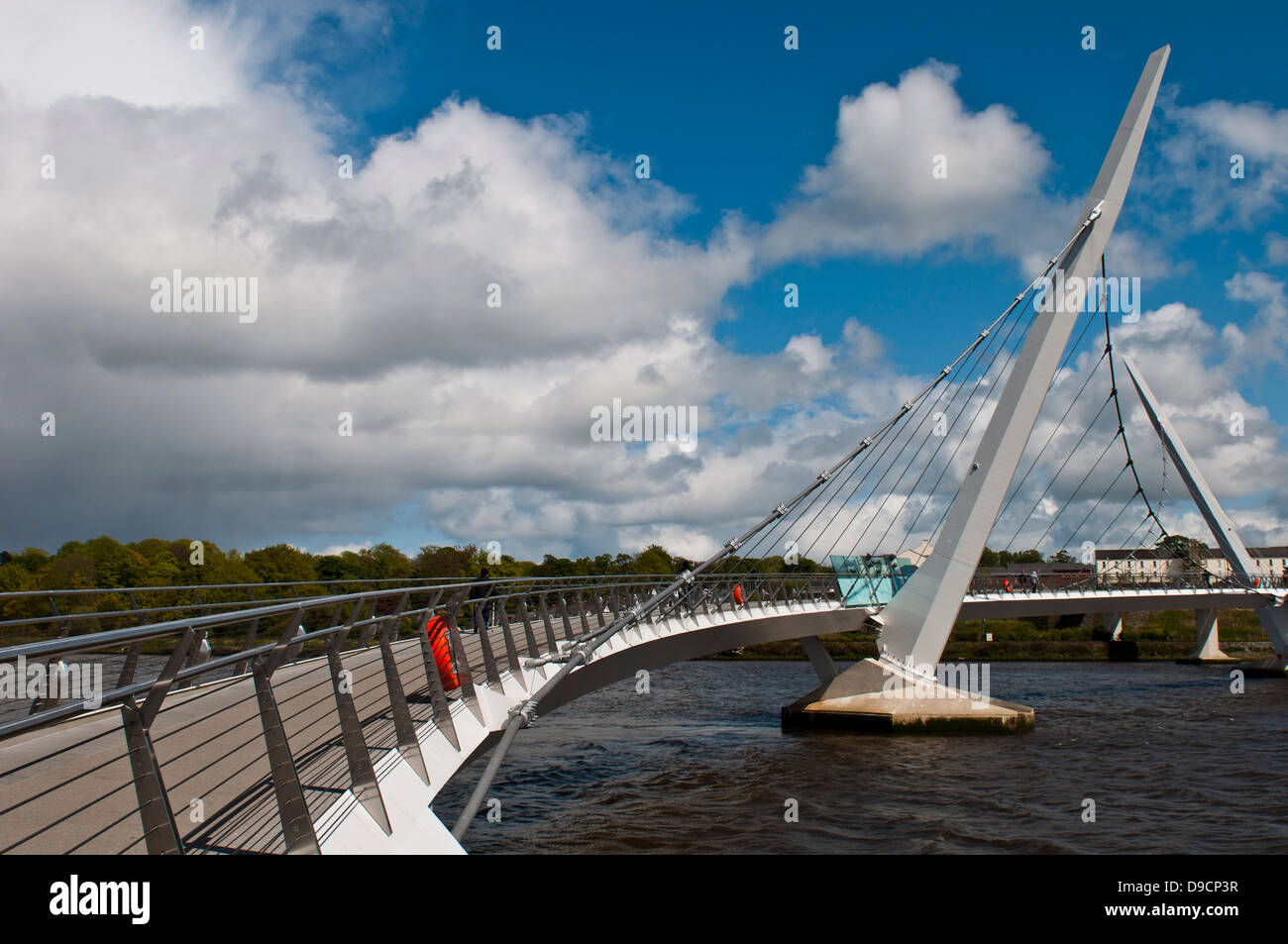 La paix magnifique pont sur la rivière Foyle à Derry, Irlande du Nord Banque D'Images