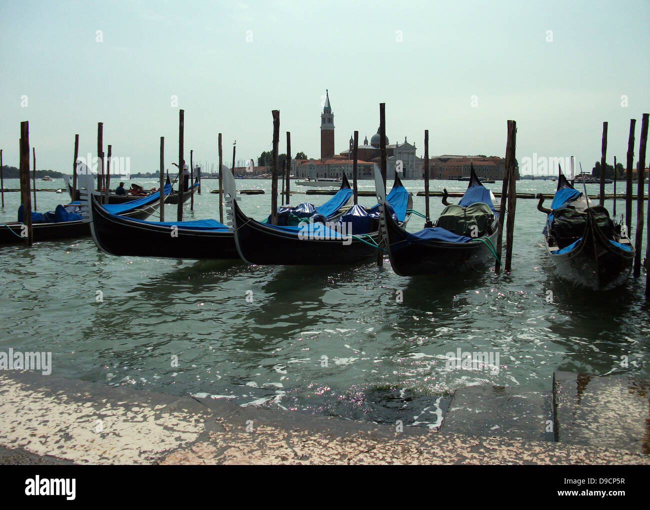 Gondoles amarré à la place Saint-Marc, Venise, Italie. Banque D'Images
