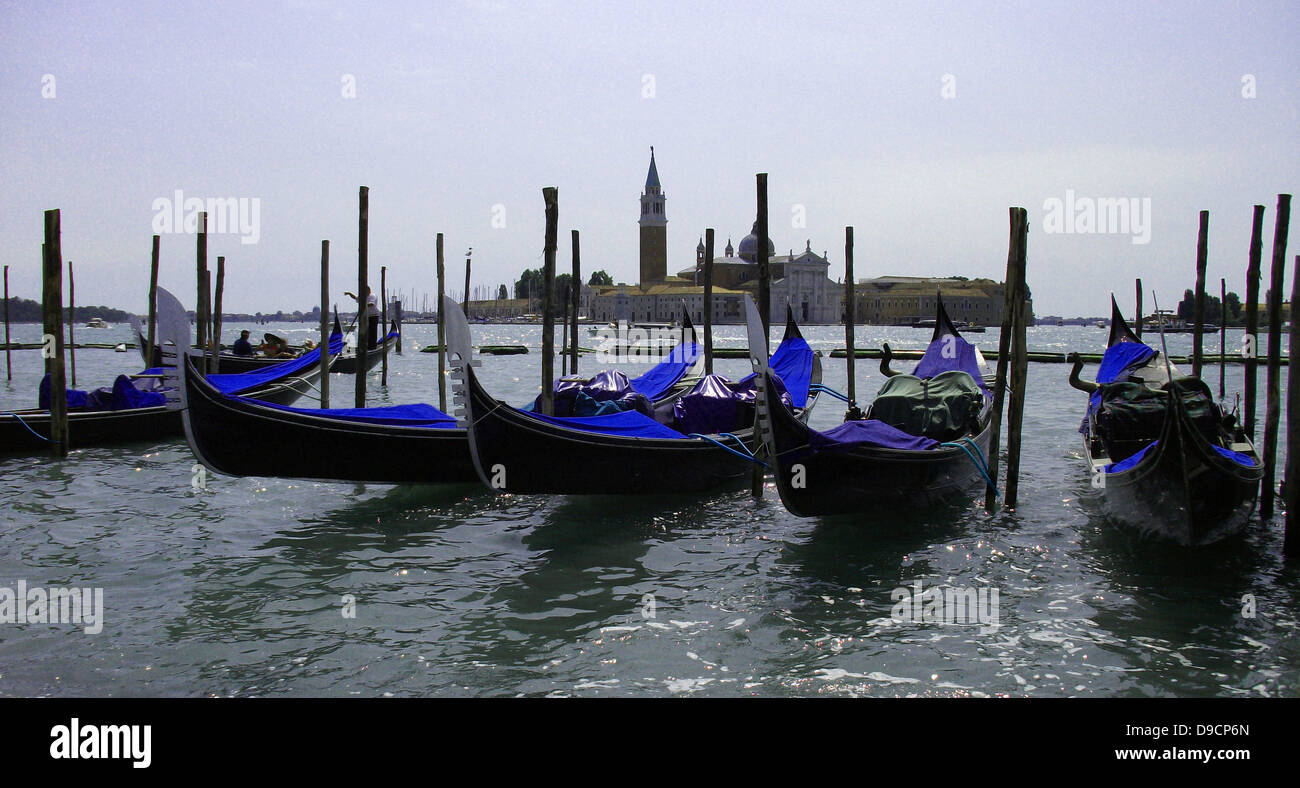 Gondoles amarré à la place Saint-Marc, Venise, Italie. Banque D'Images