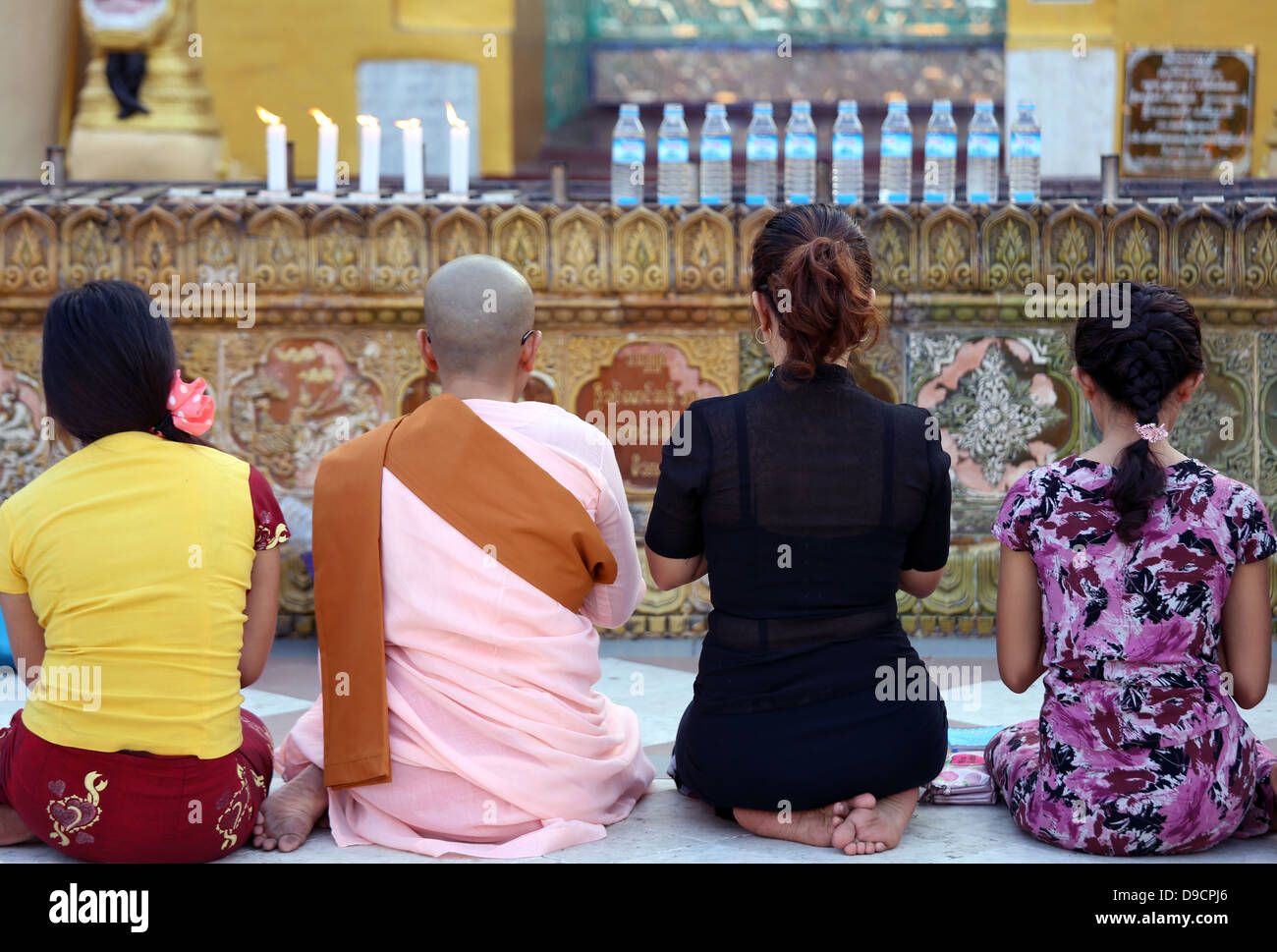 La nonne bouddhiste et trois compagnons priaient à la Paya Shwedagon à Rangoon (Myanmar), au Myanmar, Rangoon, Birmanie, en Asie du sud-est Banque D'Images