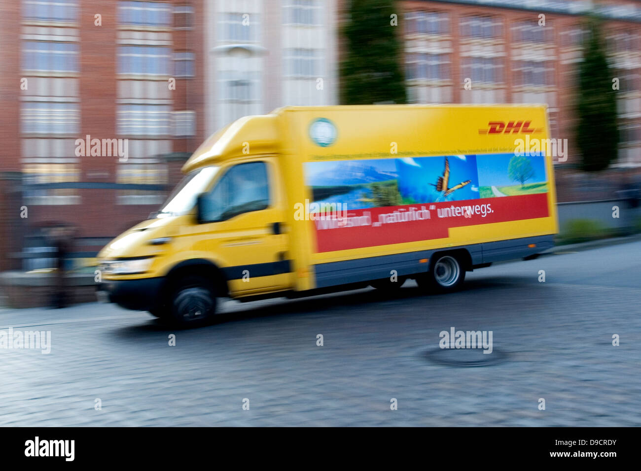 Les camionnettes de livraison DHL Banque D'Images