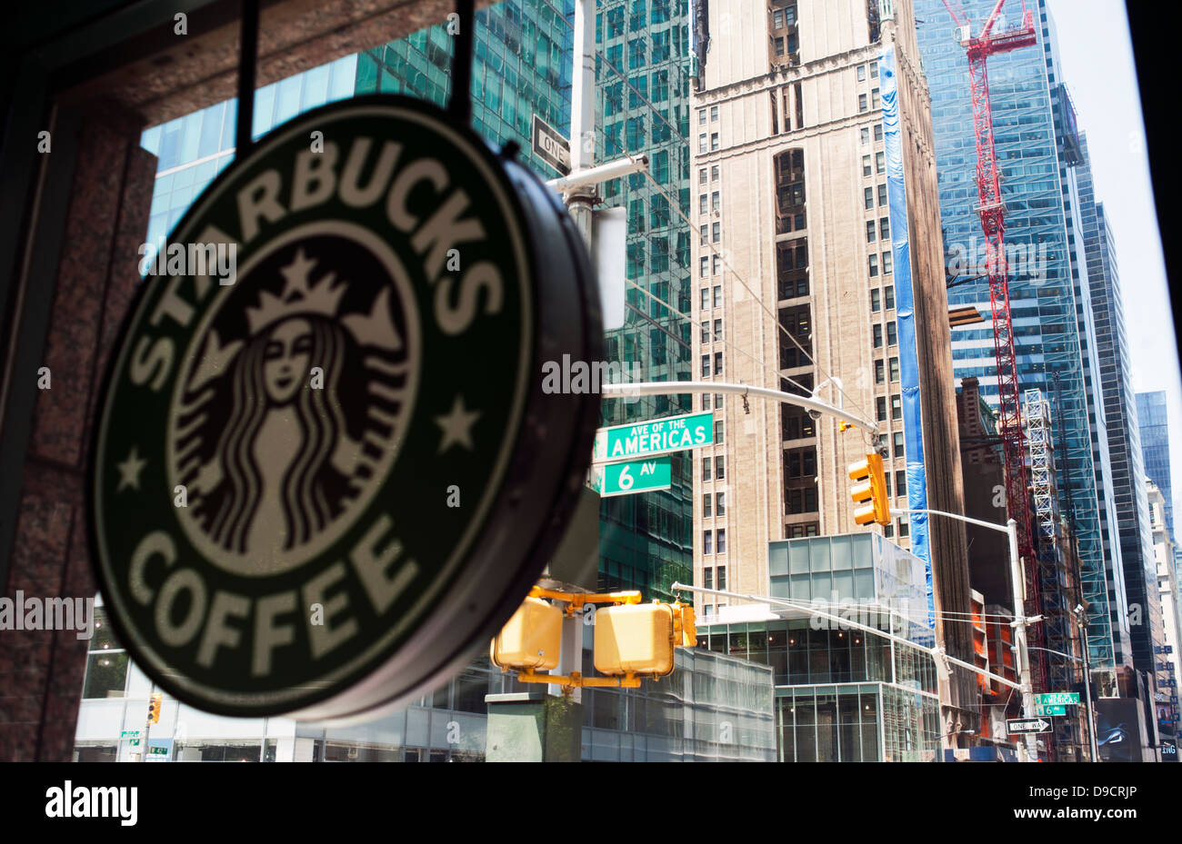 Sur "le Starbucks de l'Avenue des Amériques' New York City Banque D'Images