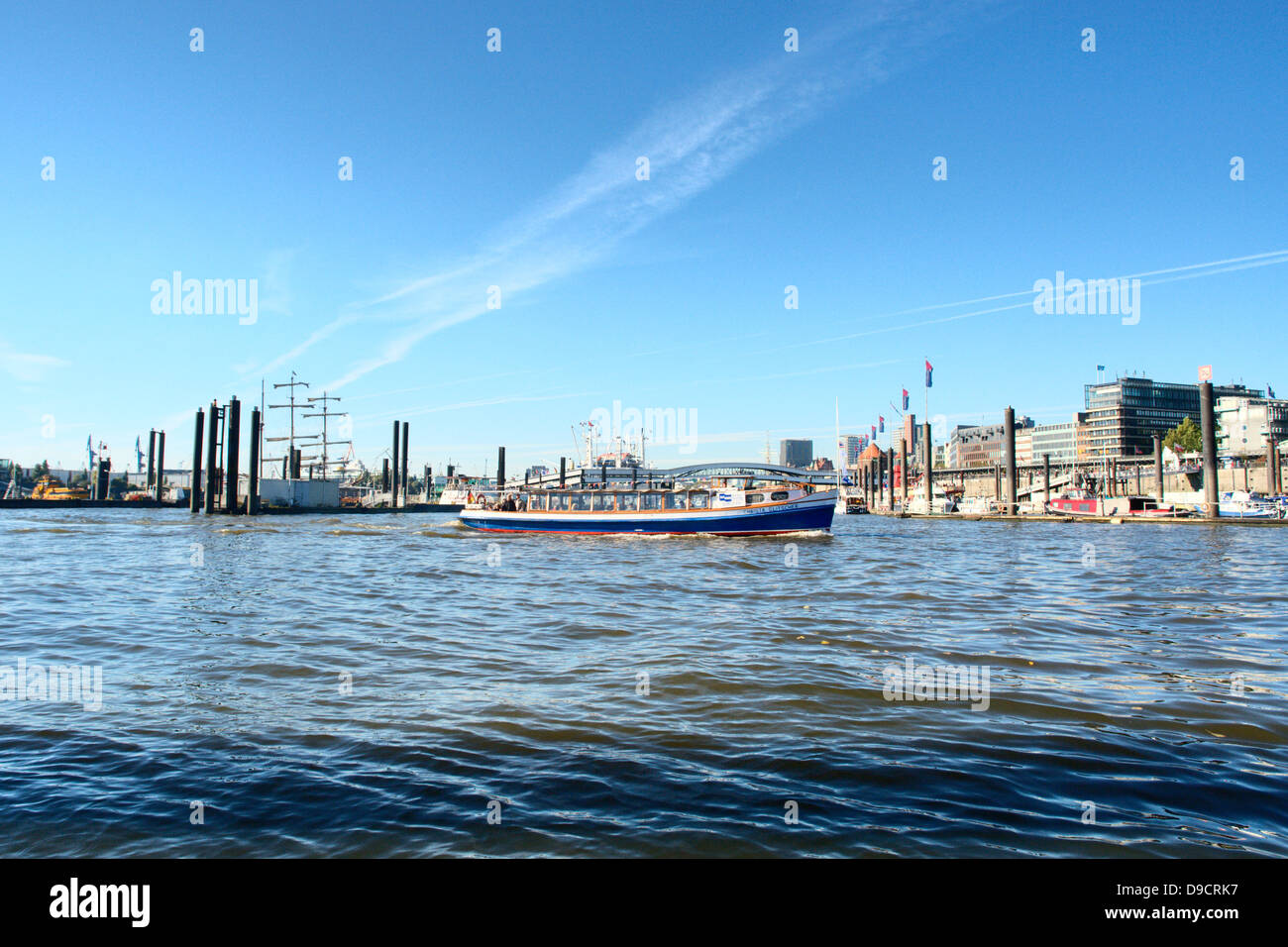 Aller et retour dans le port le port d'Hambourg. Banque D'Images