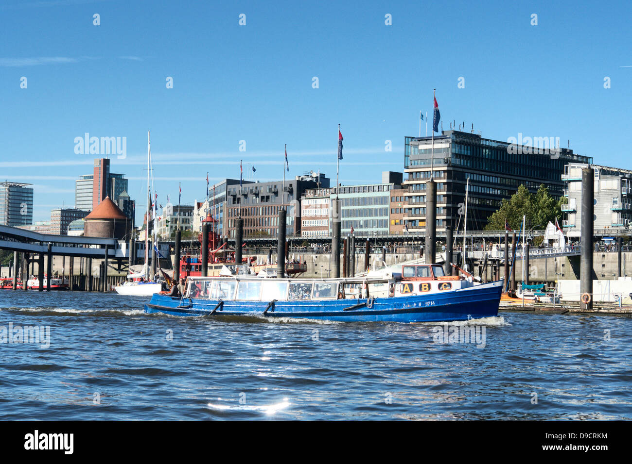 Aller et retour dans le port le port d'Hambourg. Banque D'Images