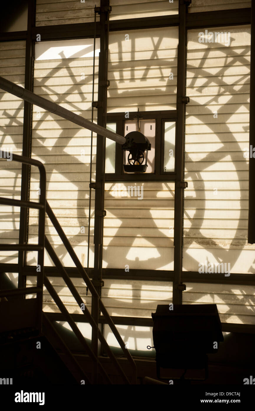 The Old Post Office Pavilion Clock Tower vue de l'intérieur derrière l'horloge. Le soleil casting shadows de l'horloge. Banque D'Images