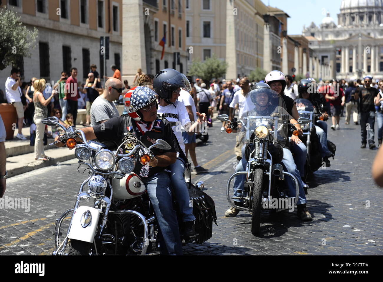 Les membres du club moto Harley Davidson. Les amateurs de HARLEY-DAVIDSON rouleau dans Rome. Le grondement bas de quelque 35 000 Harley Davidson prend le pas sur le buzz de scooters et voitures dans les rues entourant le Vatican, et le dimanche il sera même présent à st. Peter's square. crédit : s.s./Alamy live news Banque D'Images