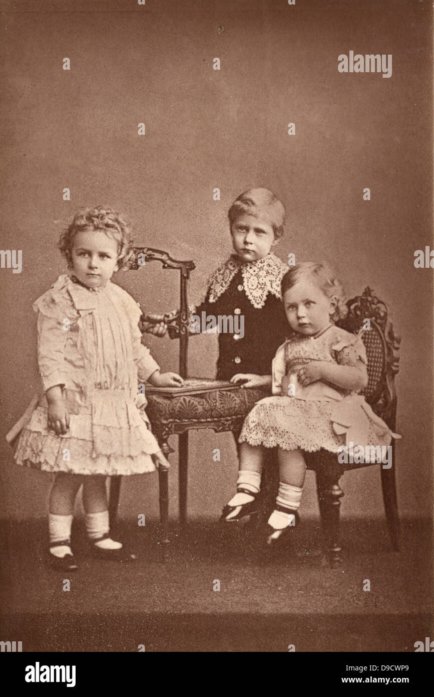 De gauche à droite : Wilhelm (1882-1951), Eitel Friedrich (1883-1942) et Adalbert (1884-1948) sur la photo c1887, les trois plus jeunes fils de Guillaume II ou Guillaume II Kaiser (Bill) roi de Prusse et empereur d'Allemagne. Banque D'Images