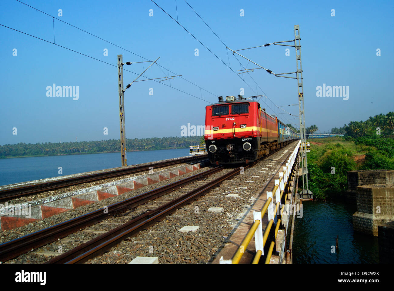 Chemins de fer indiens voyage train électrique au-dessus de la Backwaters du Kerala , Inde Banque D'Images
