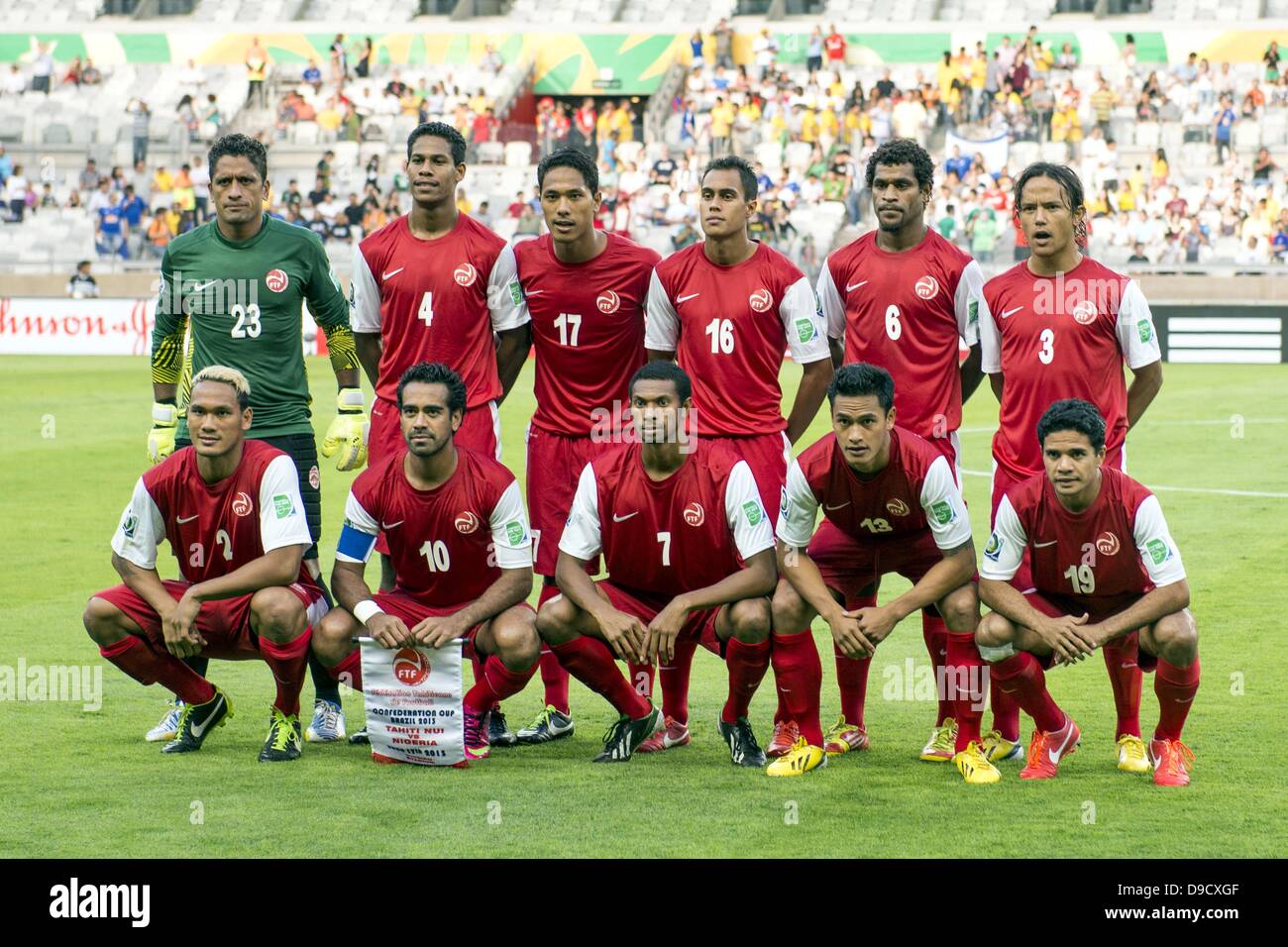Belo Horizonte, Brésil. 17 Juin, 2013. Groupe de l'équipe de Tahiti (TAH), 17 juin 2013 - Football / Soccer : l'équipe de Tahiti groupe (L-R) Xavier Samin, Teheivarii Ludivion, Jonathan Tehau, Ricky, Aitamai Caroine, Marama Vahirua Henri, Alvin Tehau ; avant, Nicolas Vallar, Heimano Bourebare, Steevy Chong Hue, Vincent Simon posent avant la Coupe des Confédérations de la fifa, Brésil 2013 match du groupe B entre Tahiti 1-6 Nigeria au stade Mineirao de Belo Horizonte, Brésil. (Photo de Maurizio Borsari/AFLO/Alamy Live News) Banque D'Images