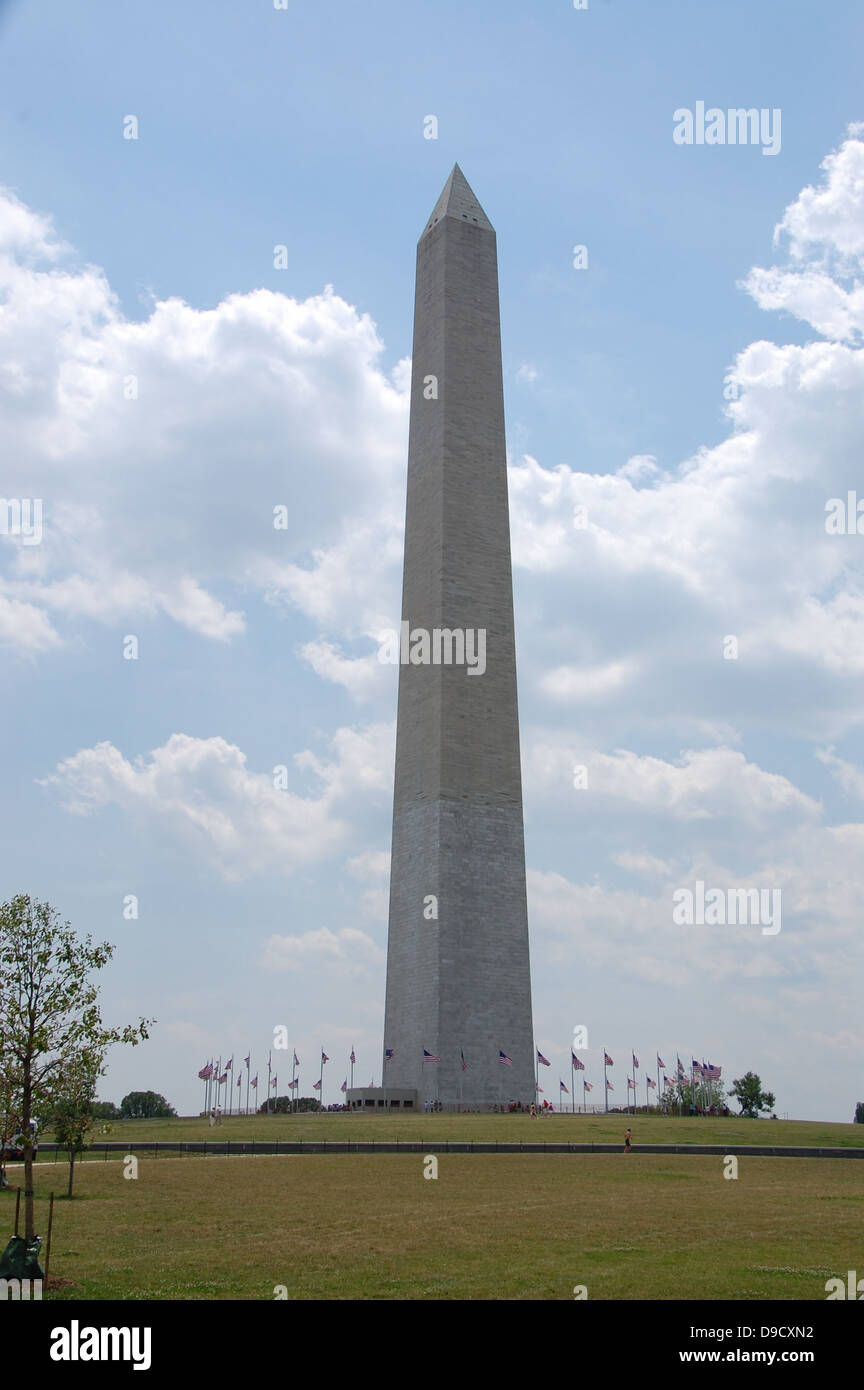 Le Washington Monument, situé sur le National Mall à Washington, DC, rend hommage à George Washington, le premier président des États-Unis. L'obélisque imposant est un point de repère important des États-Unis et offre une vue panoramique sur la ville depuis sa terrasse d'observation. C'est un élément central du National Mall et un symbole de l'unité nationale. Banque D'Images