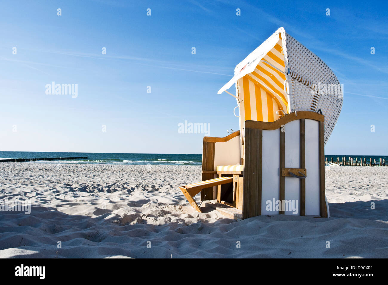 Panier de plage sur la plage avec la mer Baltique de Zingst Allemagne Banque D'Images