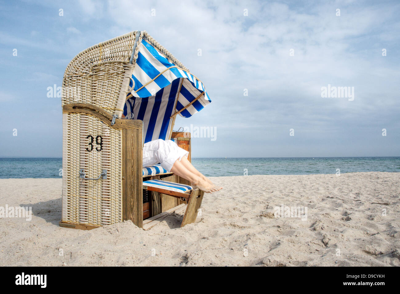 Reste dans le panier de plage sur la mer Baltique Banque D'Images