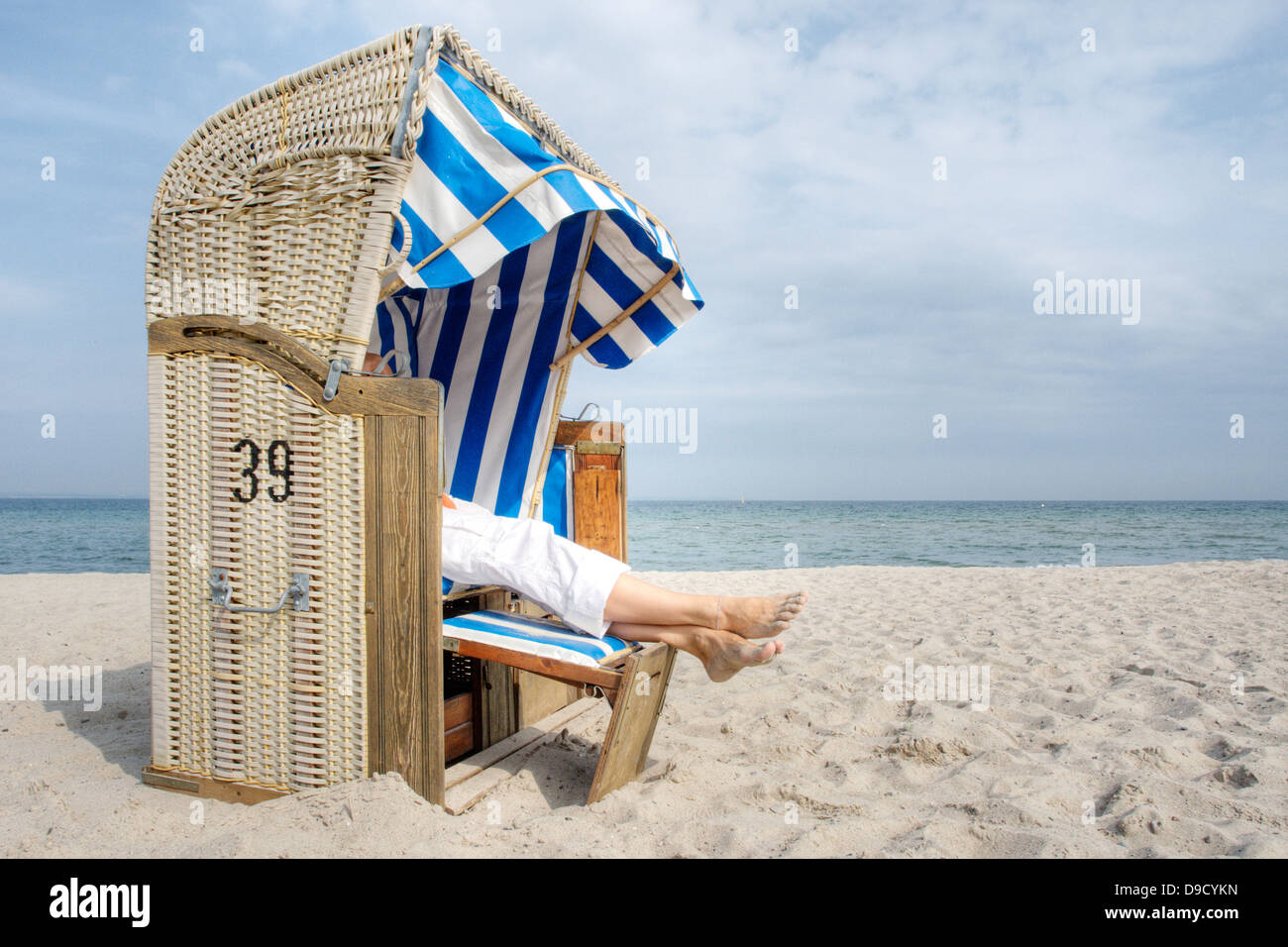 Reste dans le panier de plage sur la mer Baltique Banque D'Images