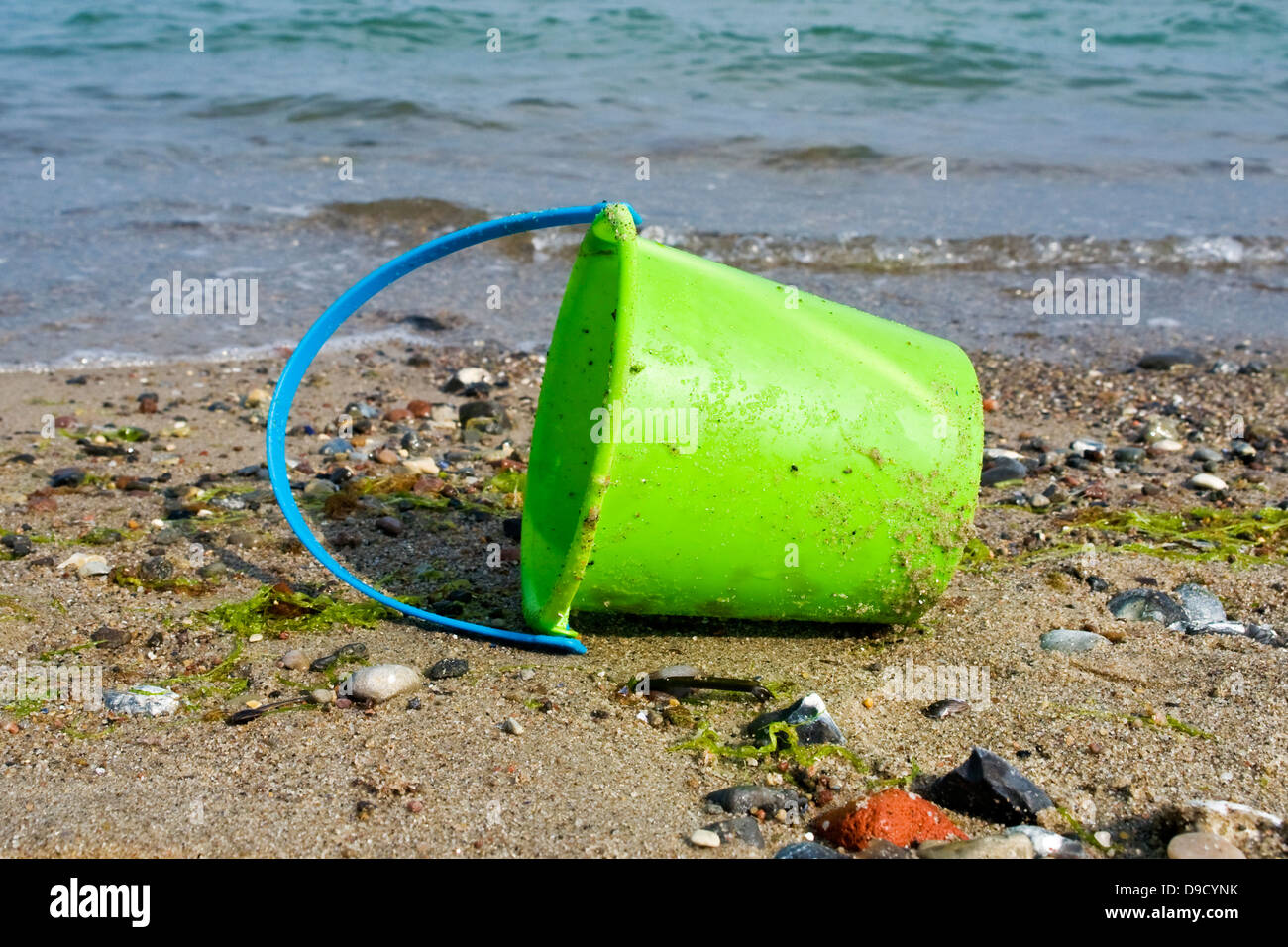 Seau en plastique sur la plage Banque D'Images