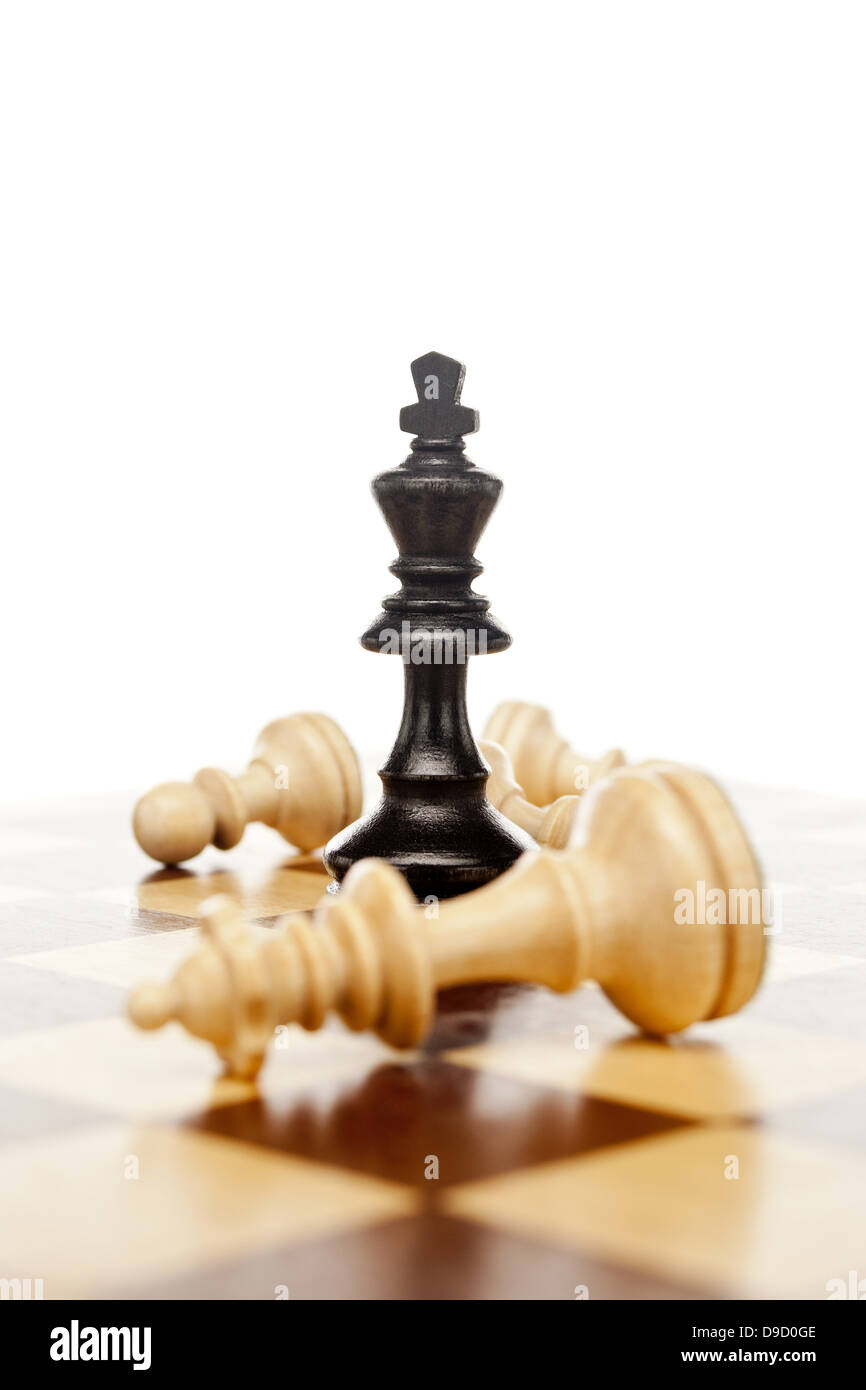 Pièces d'échecs sur un échiquier, le roi noir et frapper agriculteur et une dame. Pièces d'échecs sur un échiquier, le roi noir et un pion Banque D'Images