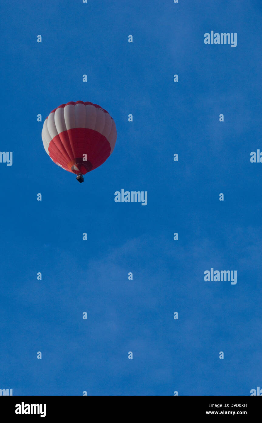 Vols en montgolfière contre ciel clair, Pays-Bas Banque D'Images