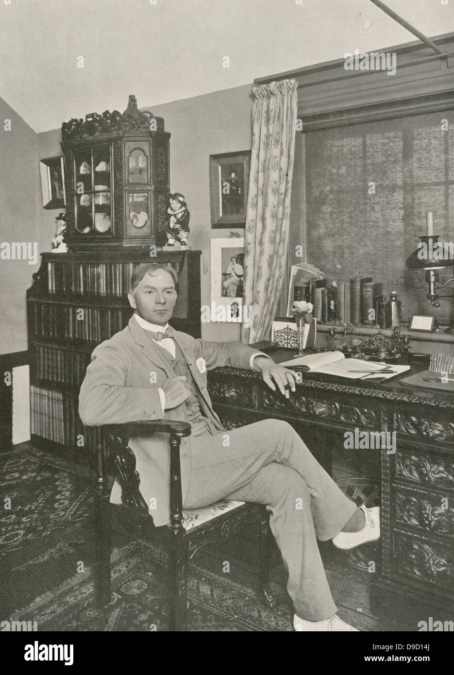 Jerome Klapka Jerome (1859-1927) était un écrire. Dramaturge et humoriste, mieux connu pour le conte humoristique trois hommes dans un bateau. Jerome un accueil à son bureau à Goulds Mill, Wallingford, c1903. Banque D'Images